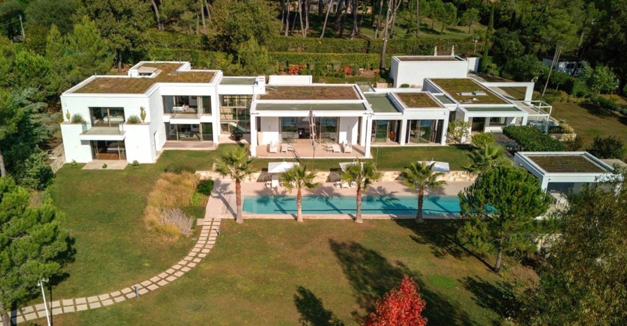 De buitenzijde van de villa in Mougins