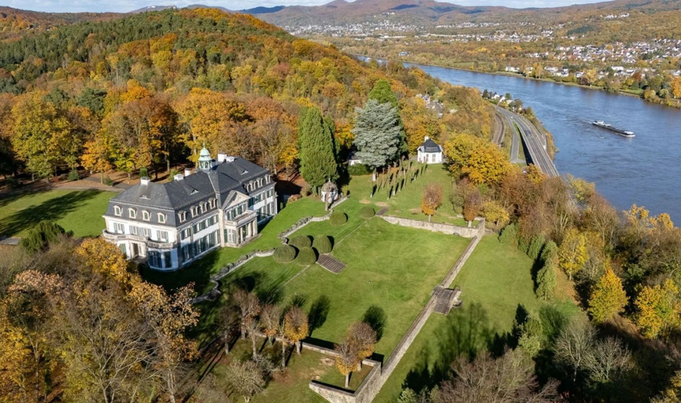 Het exterieur van het herenhuis van de filmproducent