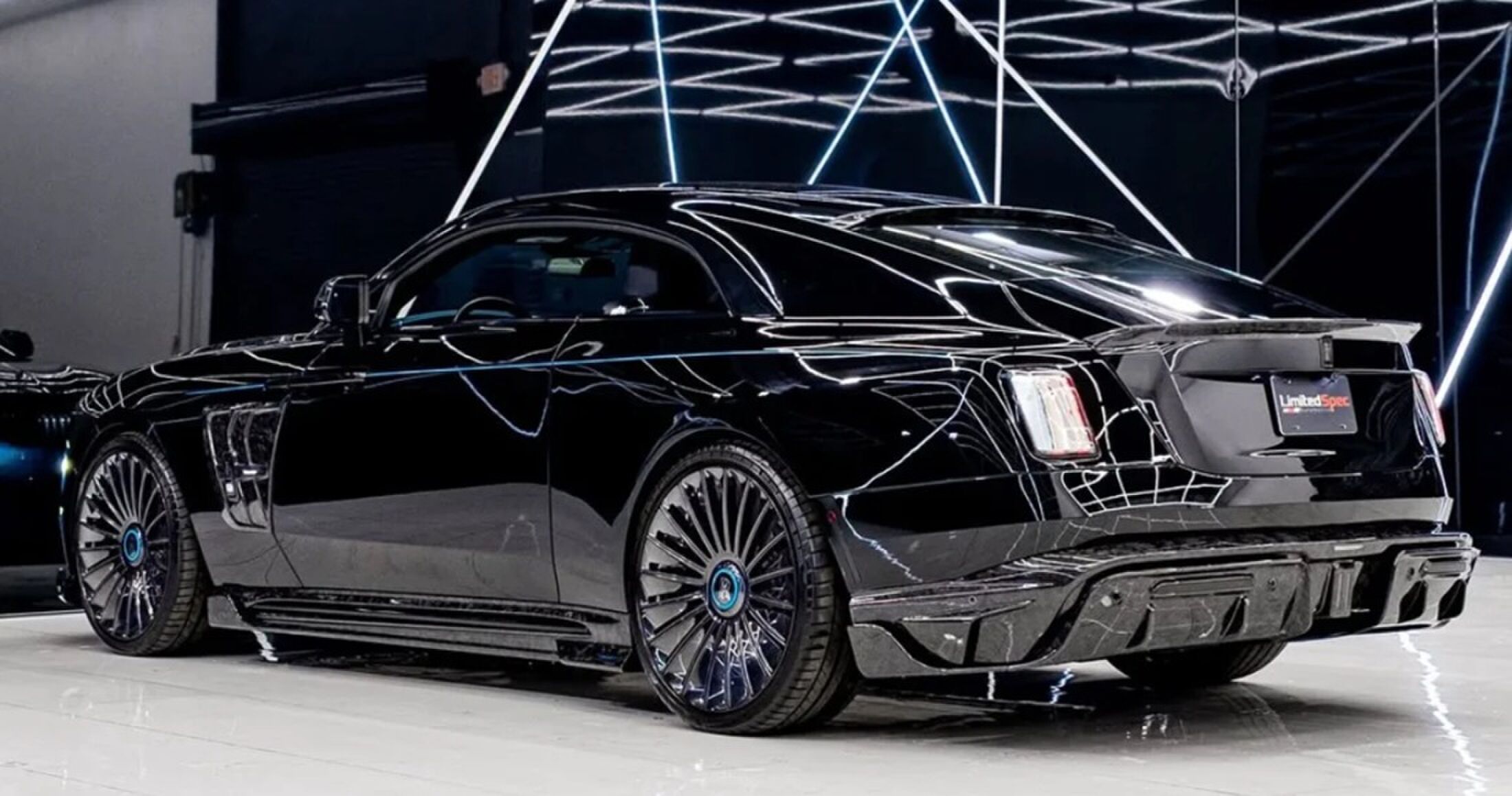De achterzijde van de MANSORY Rolls-Royce Spectre