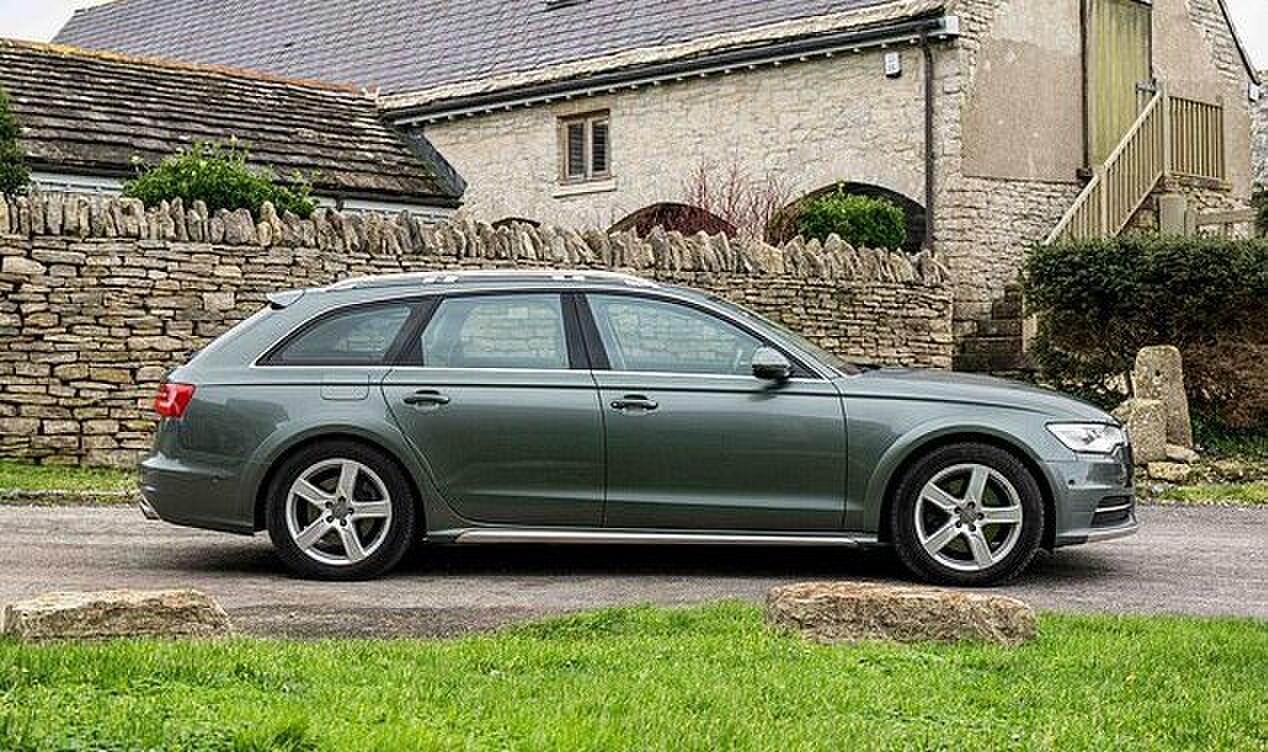 De zijkant van de Audi A6 Allroad van King Charles