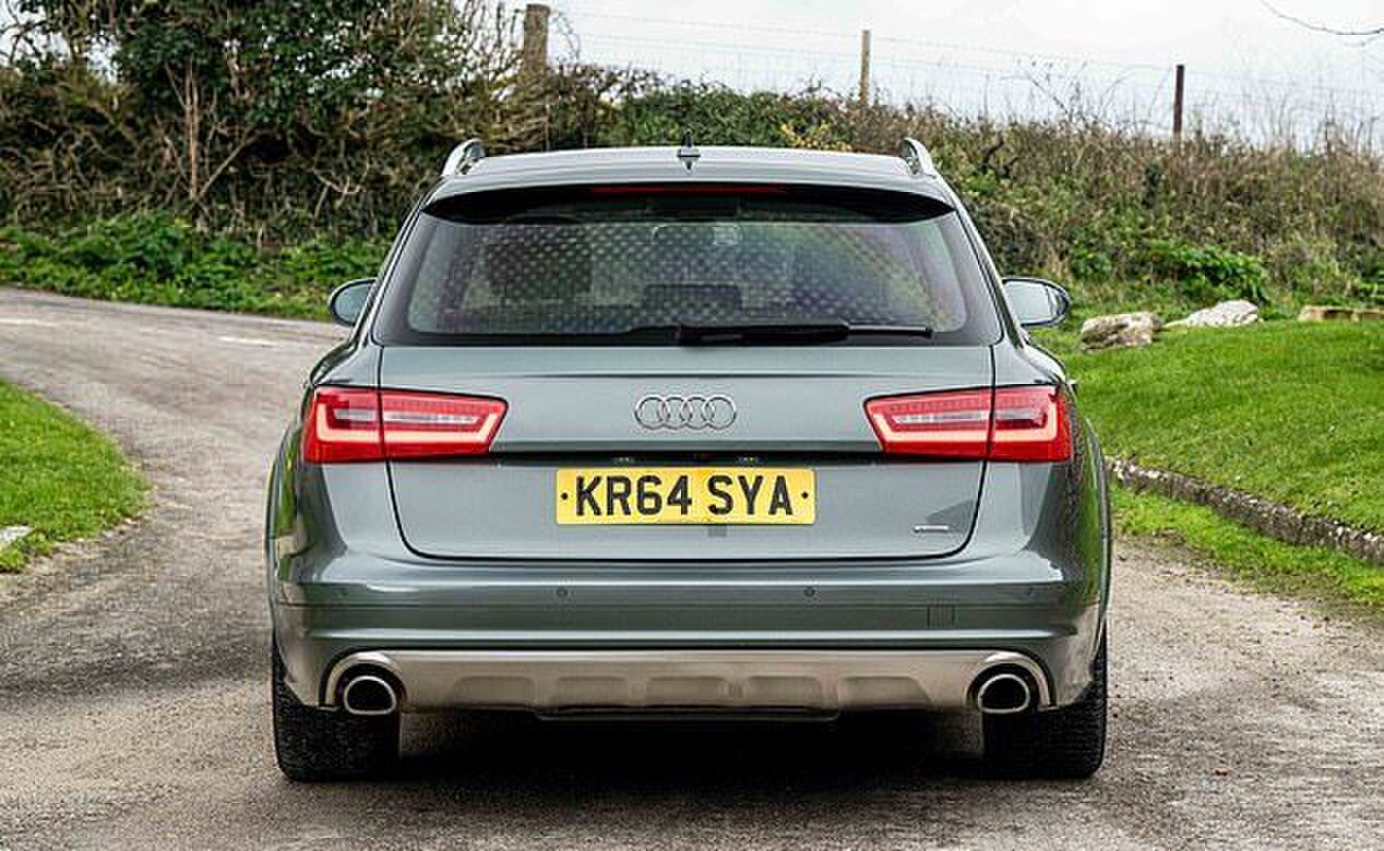 De achterzijde van de Audi A6 Allroad van King Charles