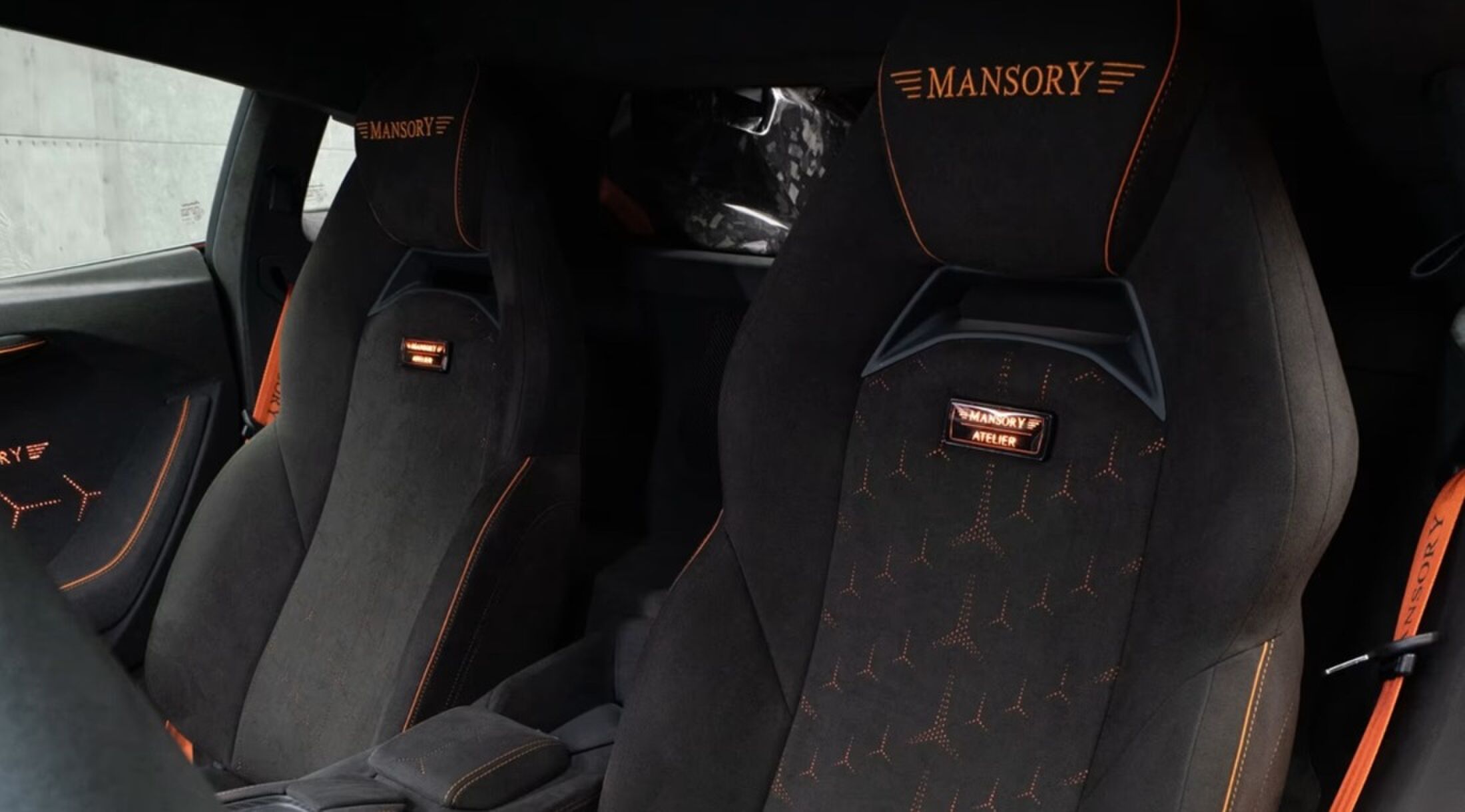 Het interieur van de aangepaste Revuelto