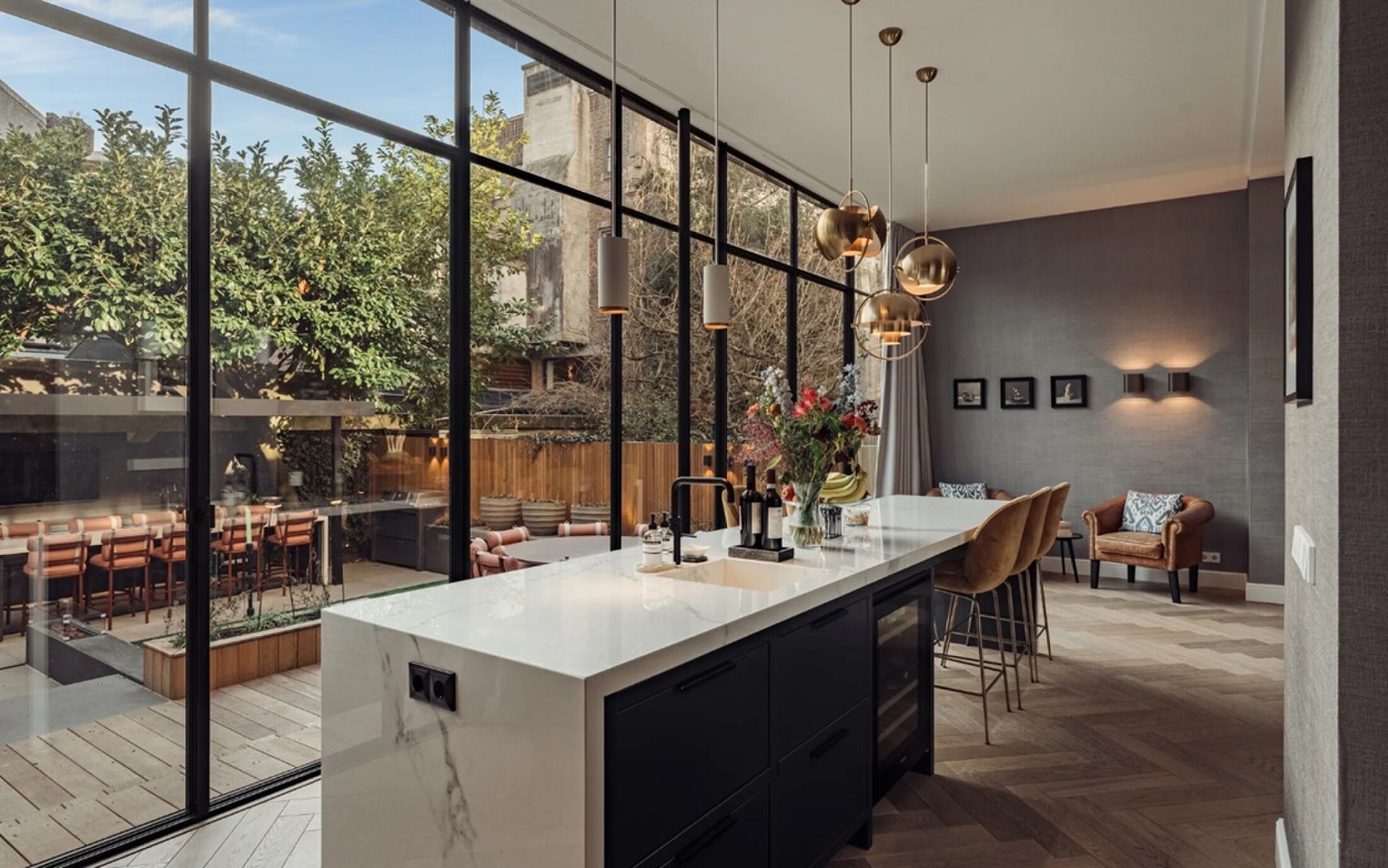 De keuken met uitzicht op de tuin