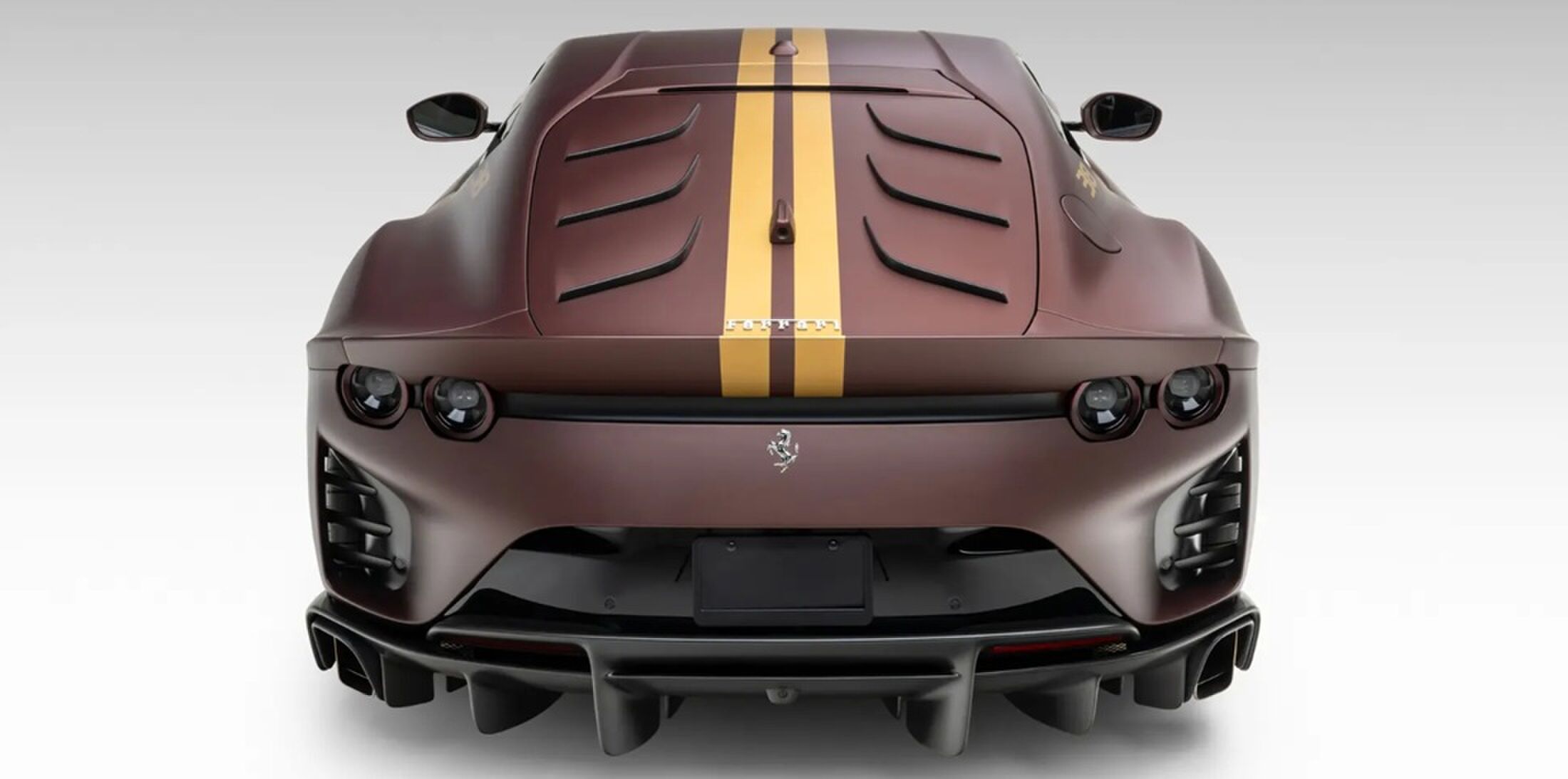 De achterkant, alwaar de uitlaten en spoiler pronken