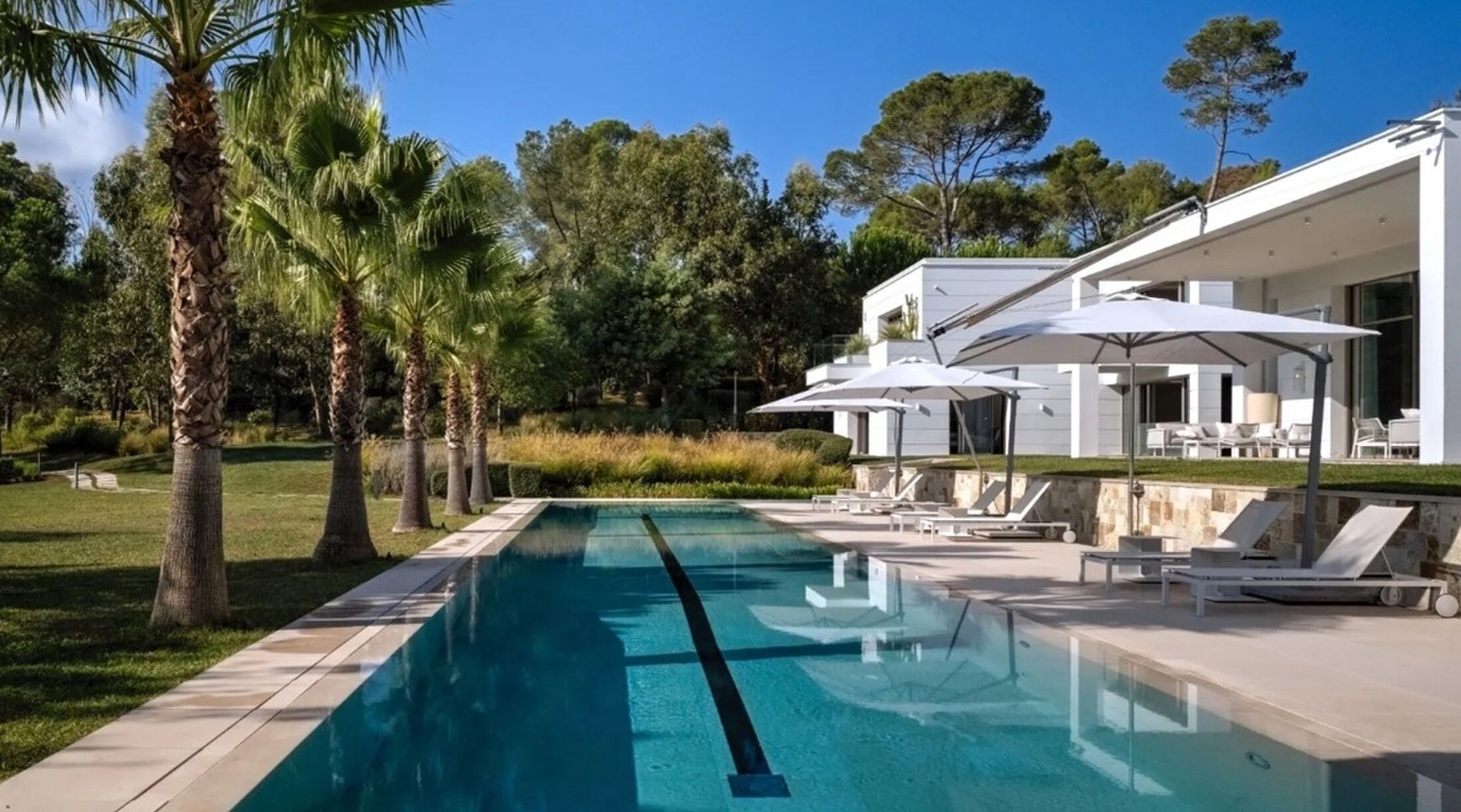 Het zwembad van de villa in Mougins