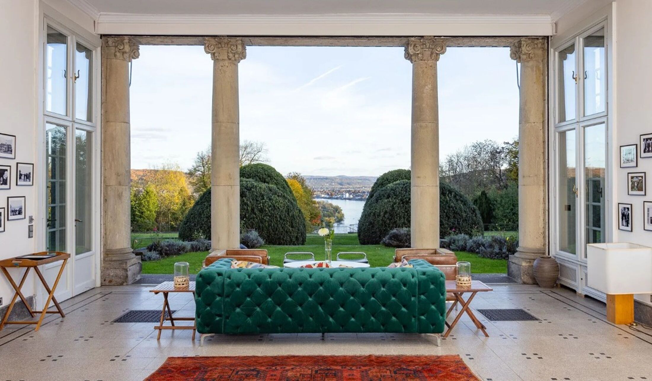 De zitruimte met uitzicht op de tuin