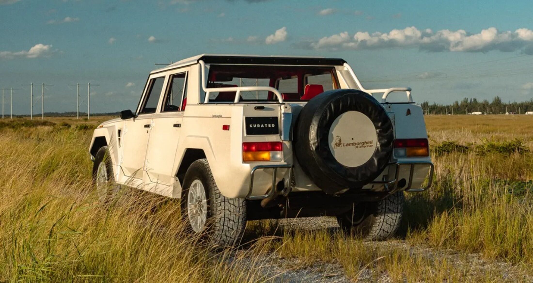 De achterzijde van de terreinwagen