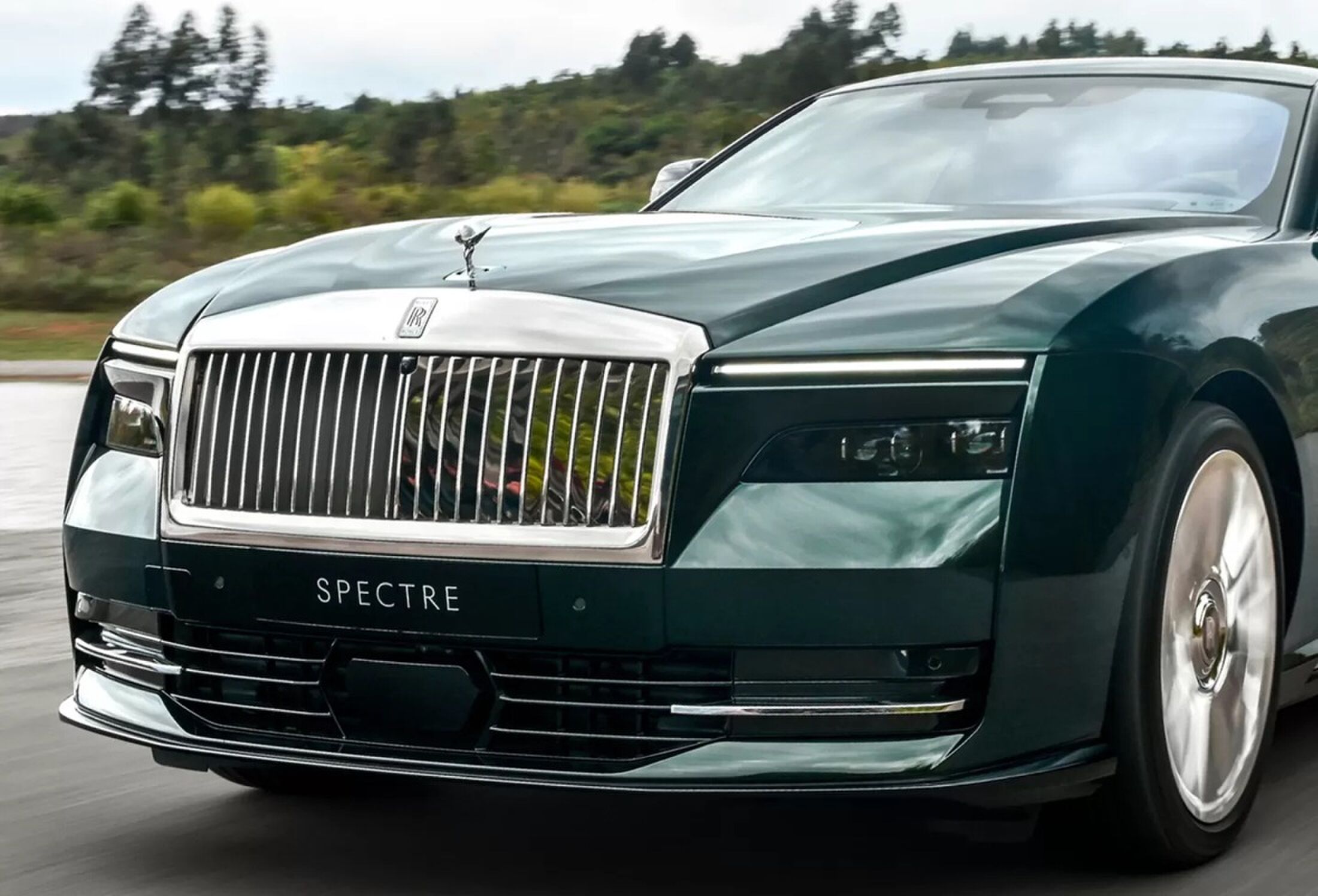 De voorkant van de Rolls-Royce Spectre