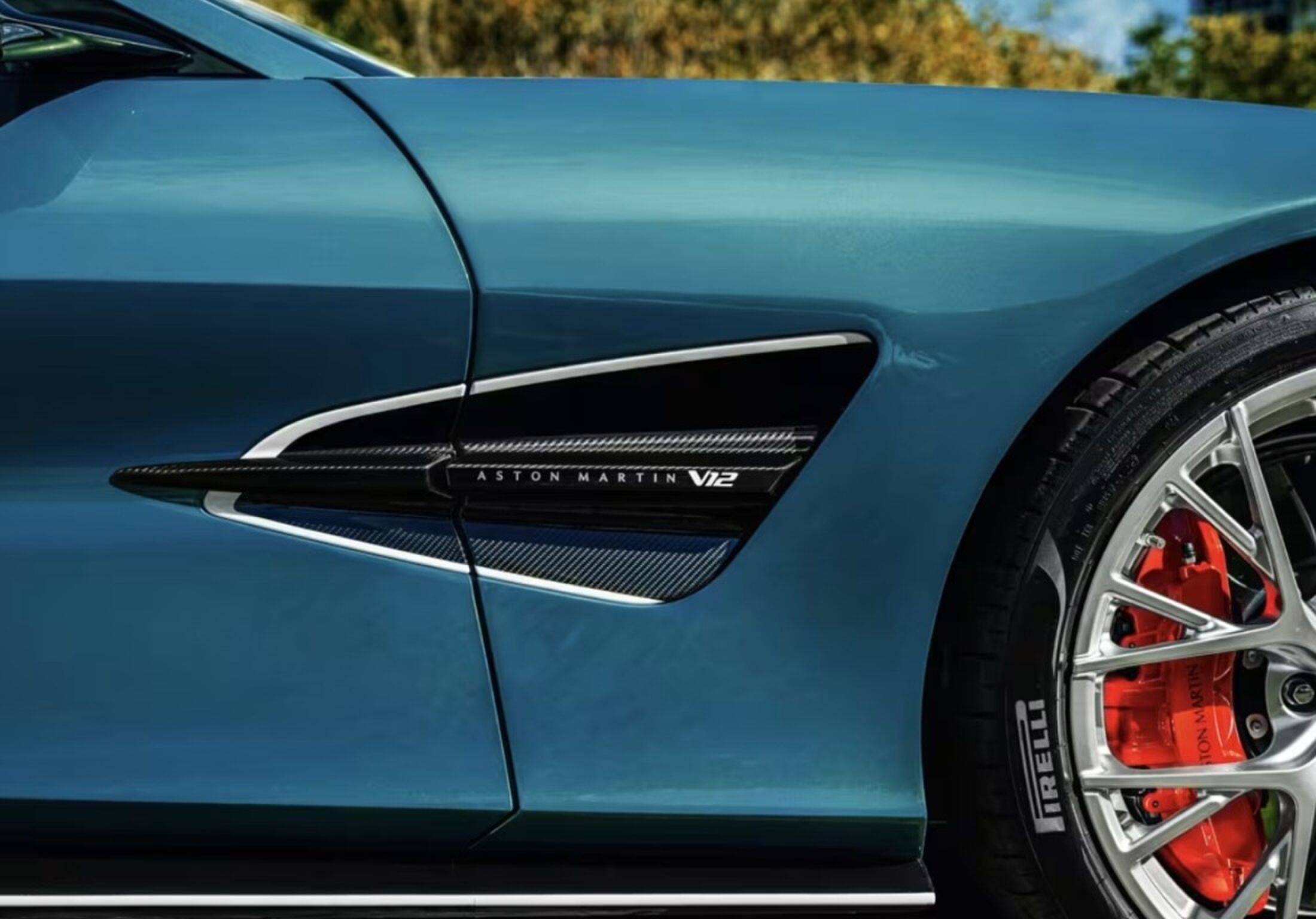 De zijkant van de nieuwe Aston Martin