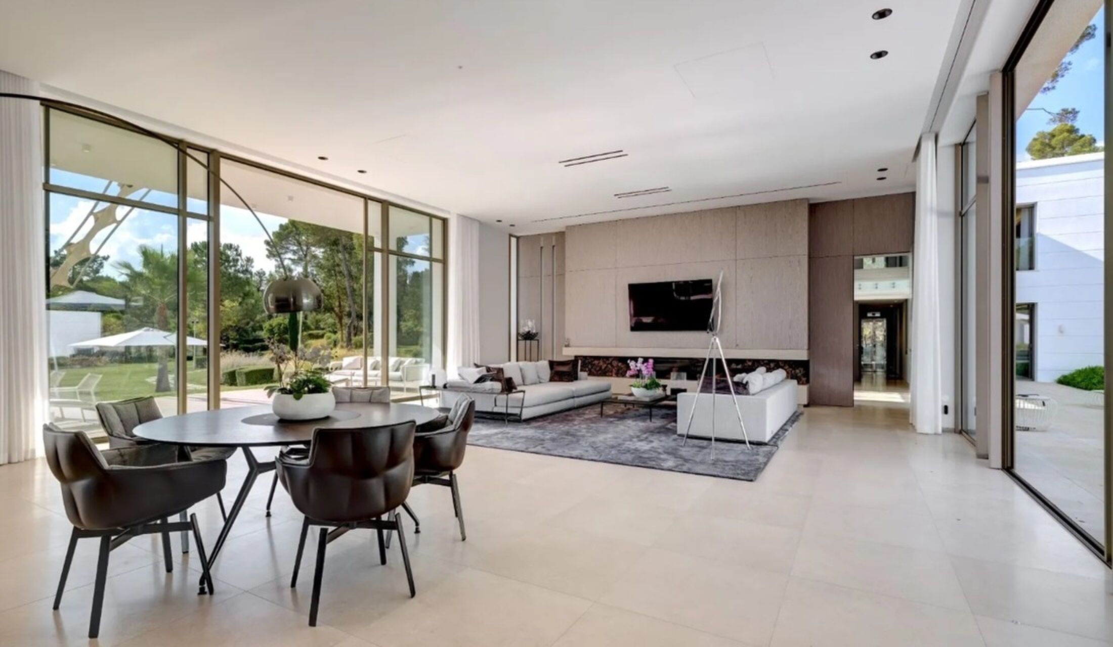 De living met toegang tot de tuin