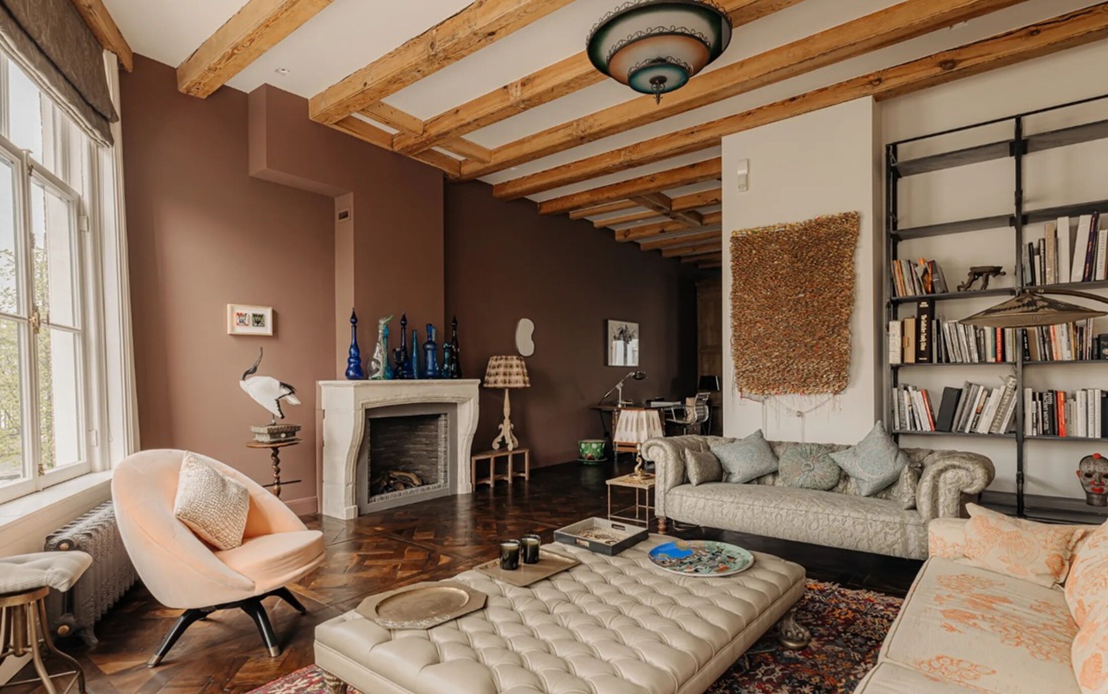 De living met verhoogd plafond