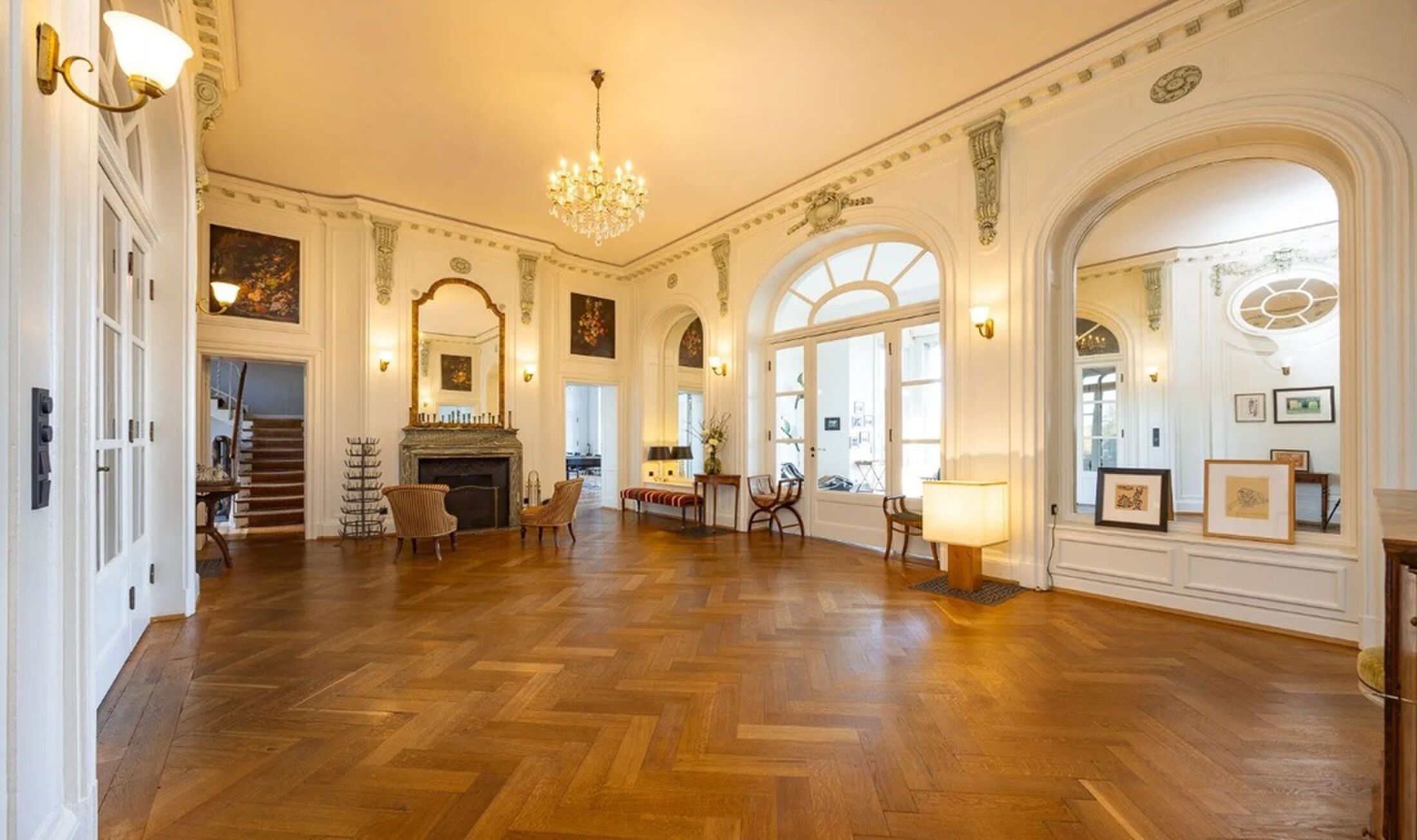 De balzaal met de houten vloer