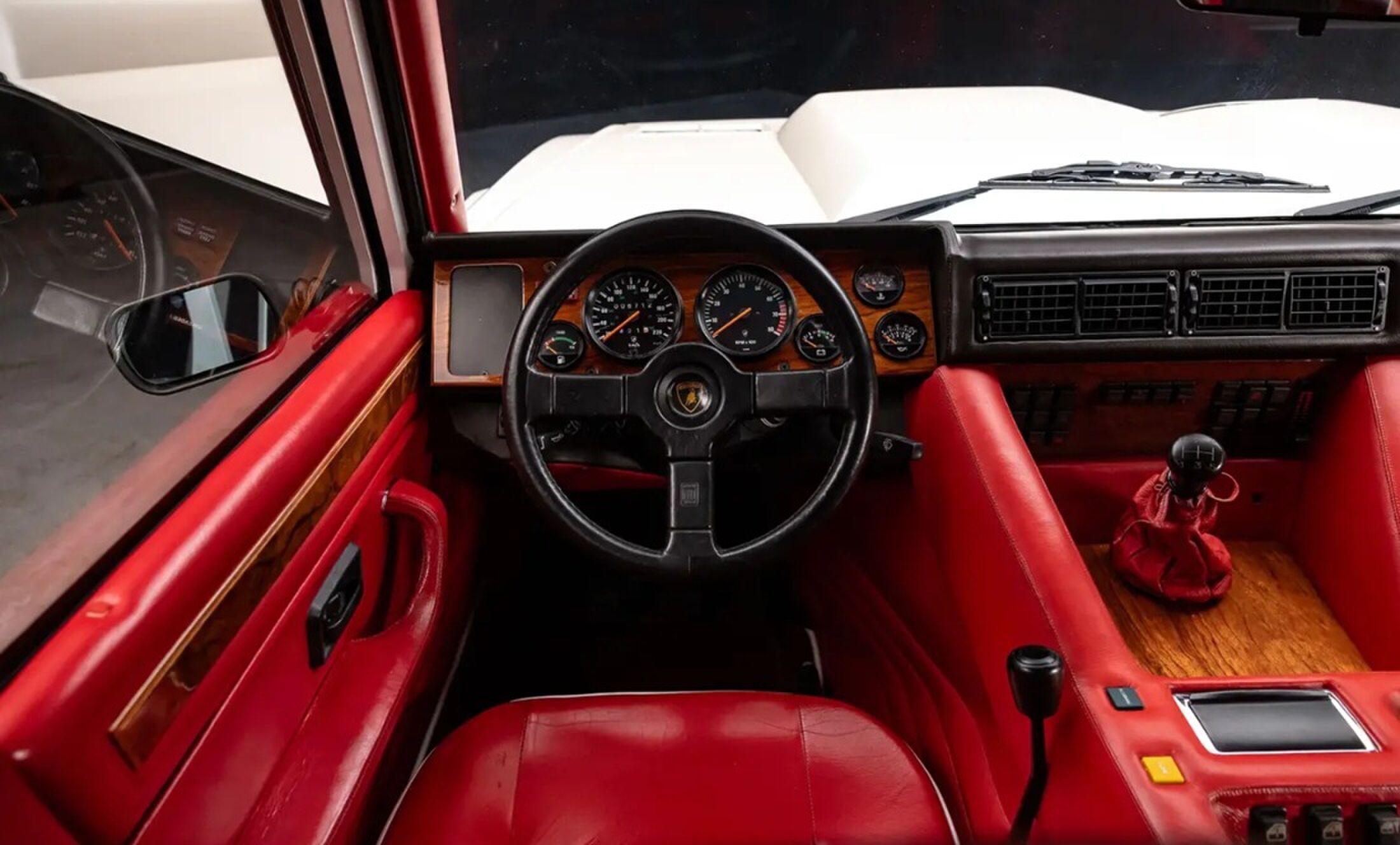 Het interieur van de terreinwagen van Lamborghini