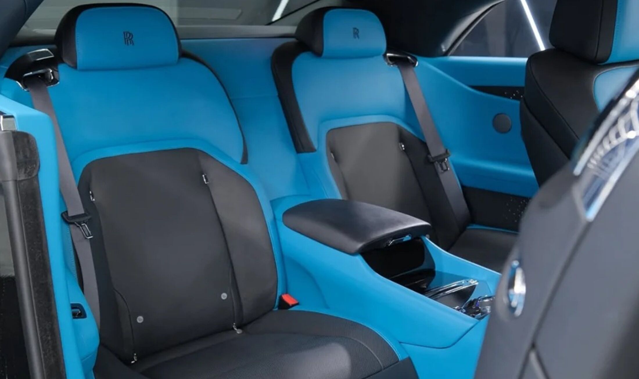 De achterbank met blauwe stoelen