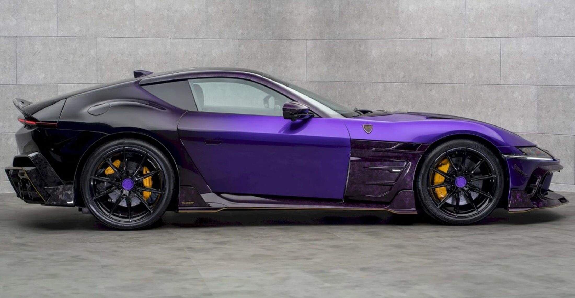 De zijkant van de aangepaste Ferrari 12Cilindri