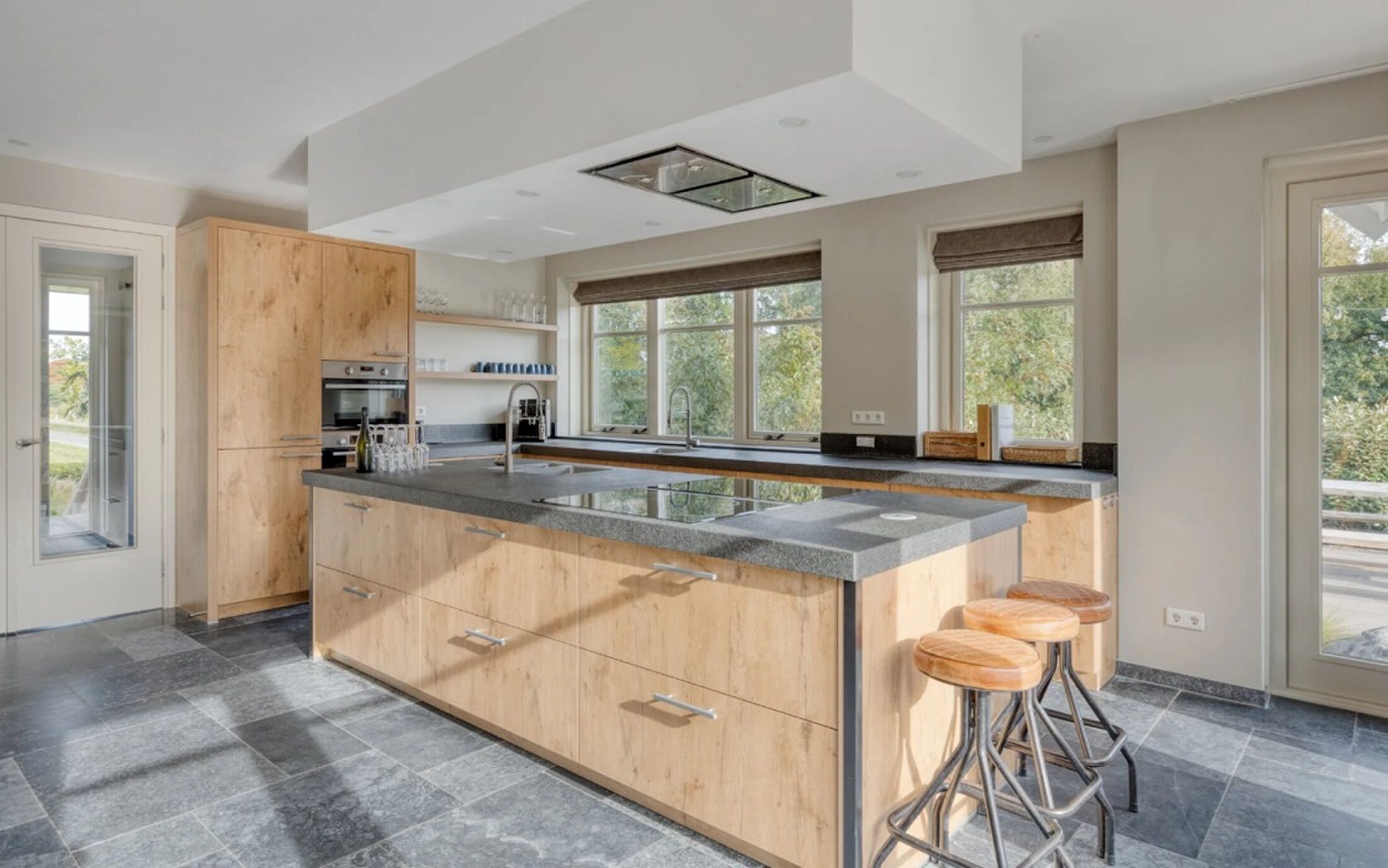 De moderne woonkeuken met hoogwaardige inbouwapparatuur