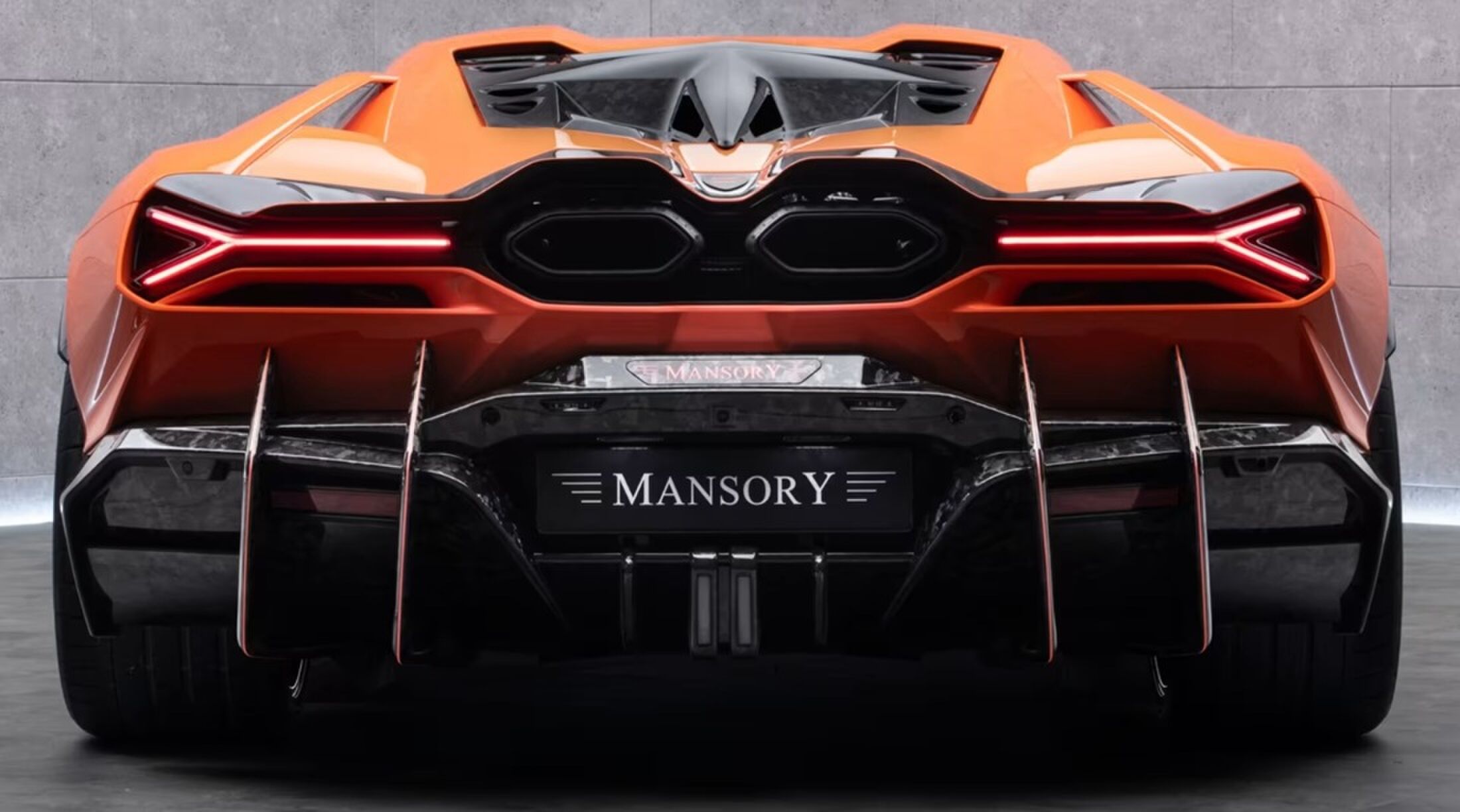 De achterkant van de getunede auto