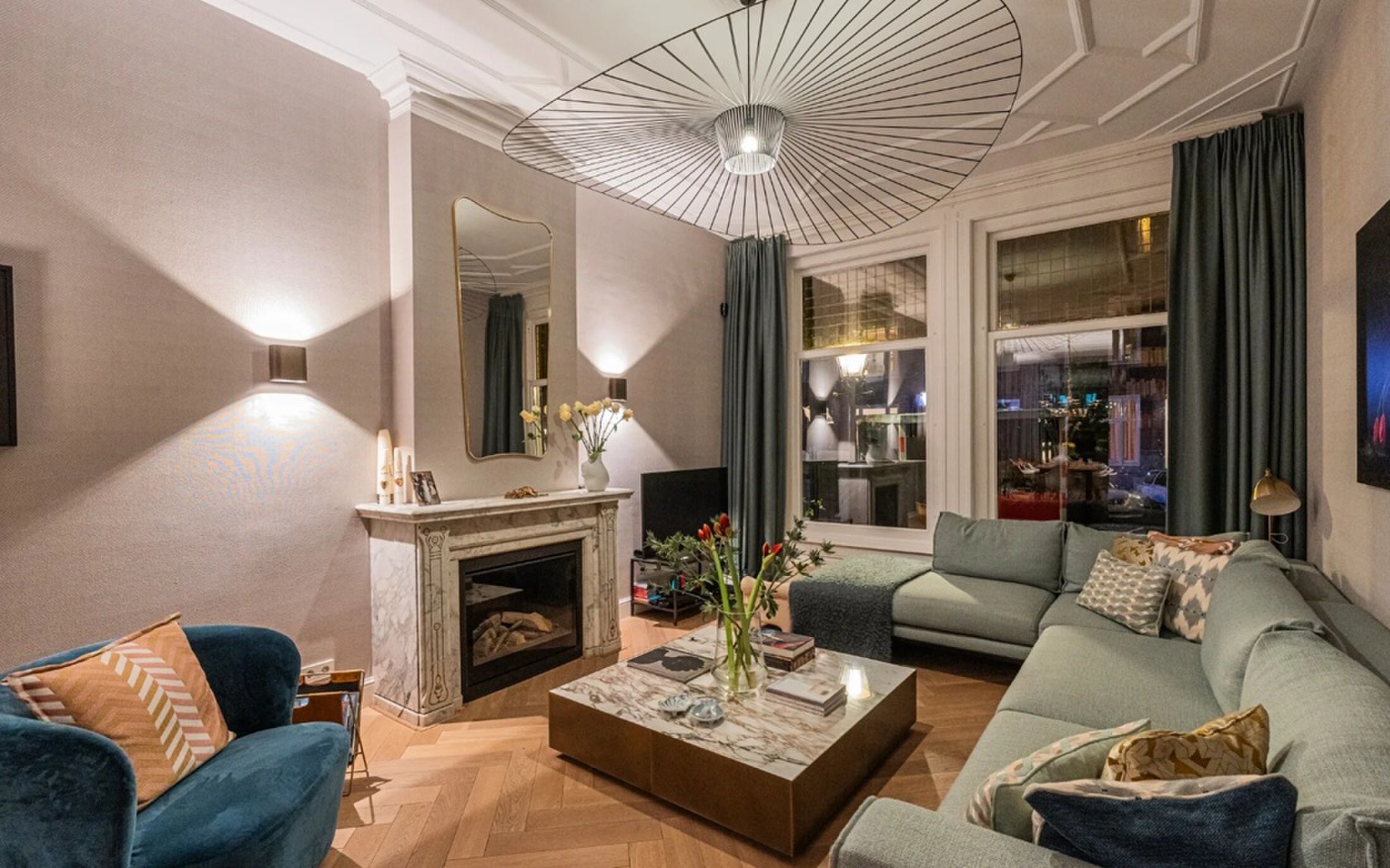 De living met uitzicht op de straat