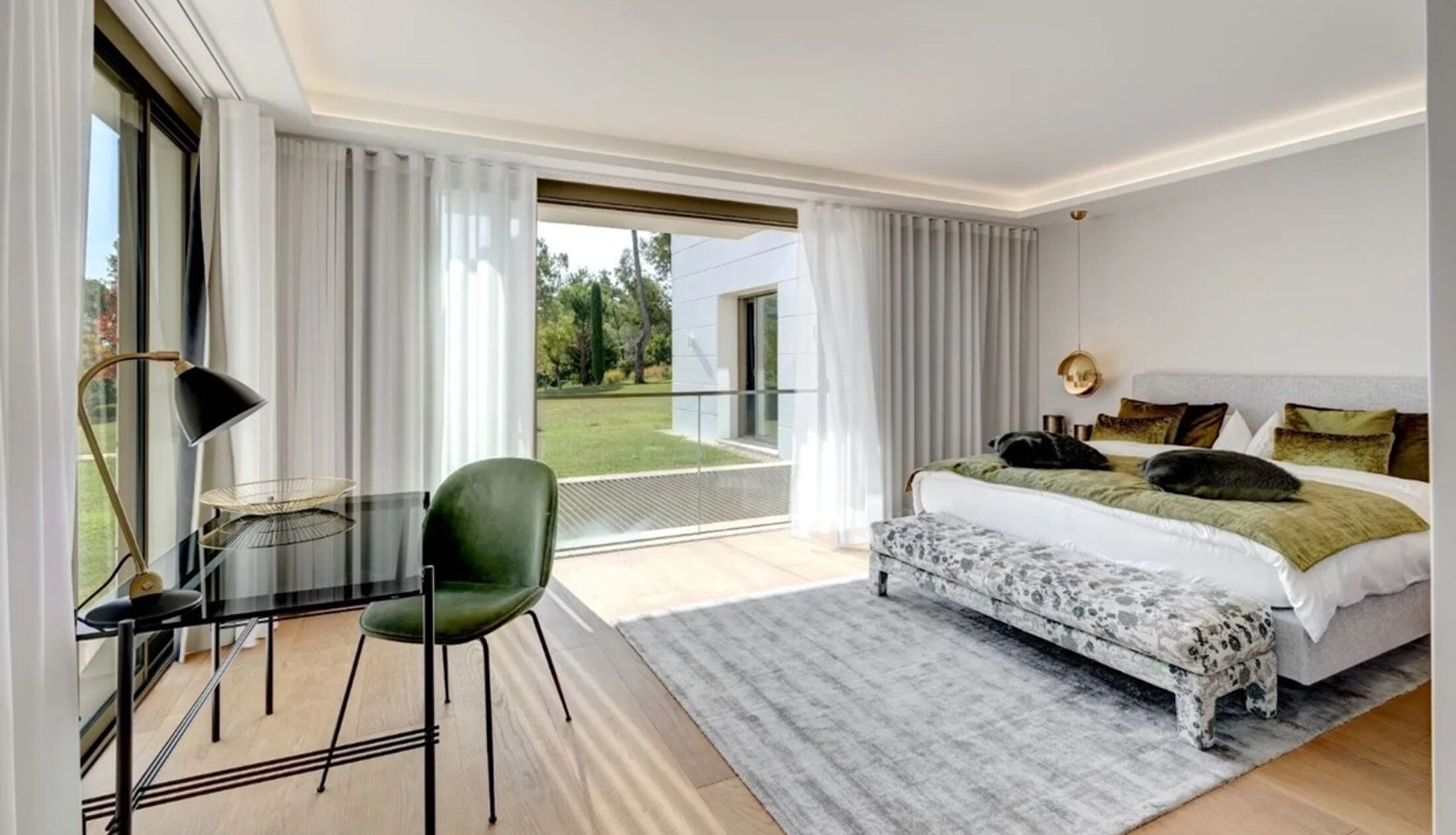 De masterbedroom met en suite badkamer