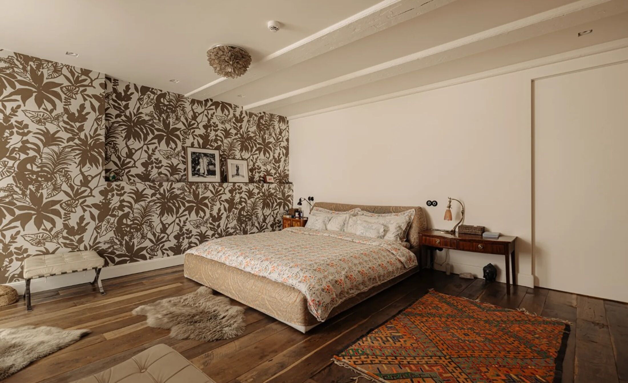 De masterbedroom met en suite badkamer.