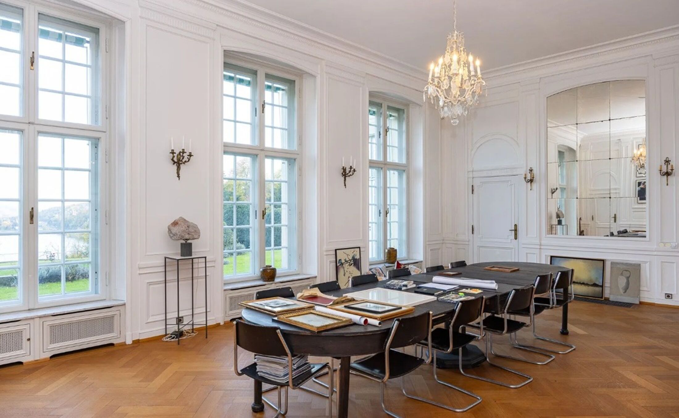 De eetkamer met hoge ramen