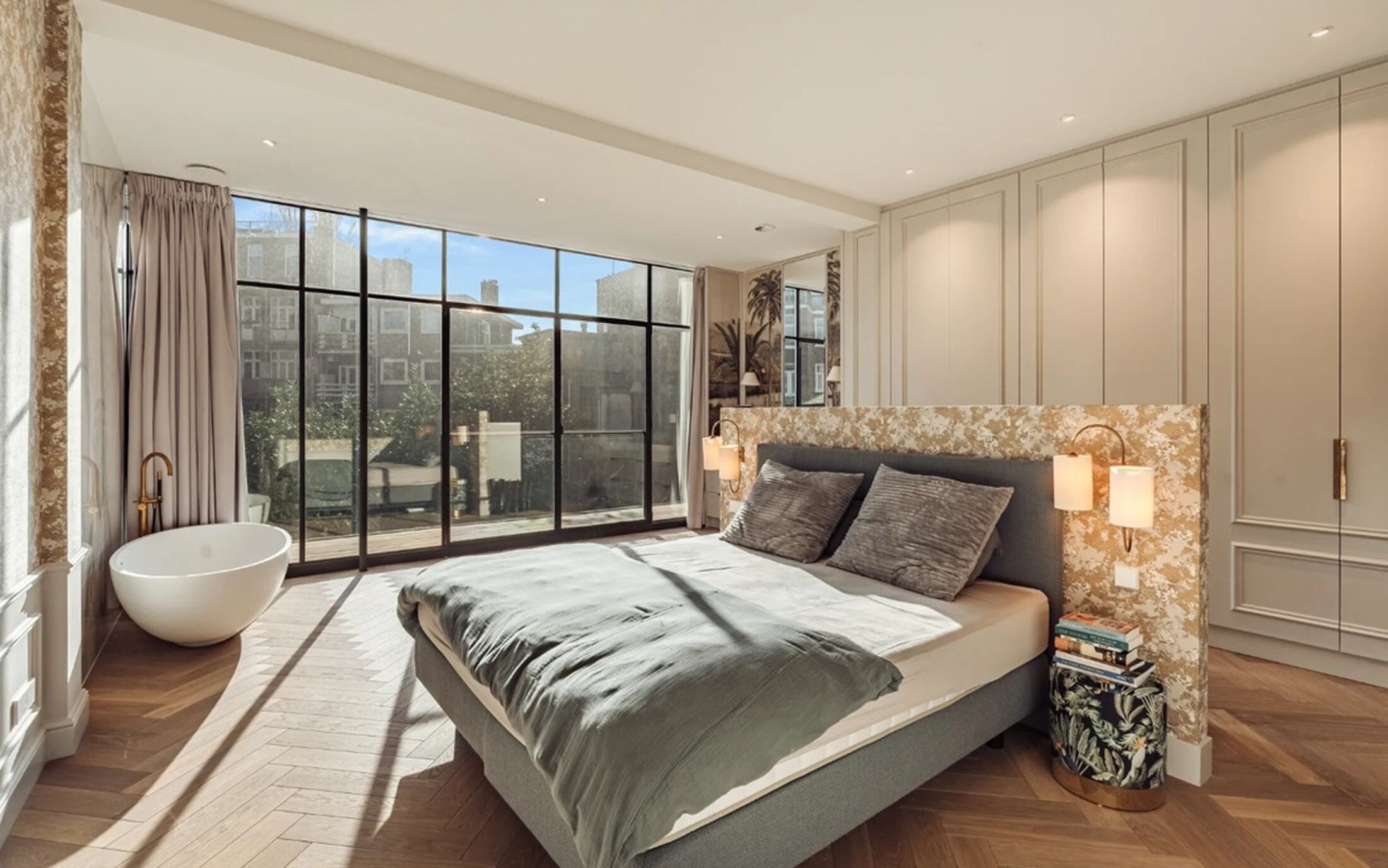 De slaapkamer met ligbad