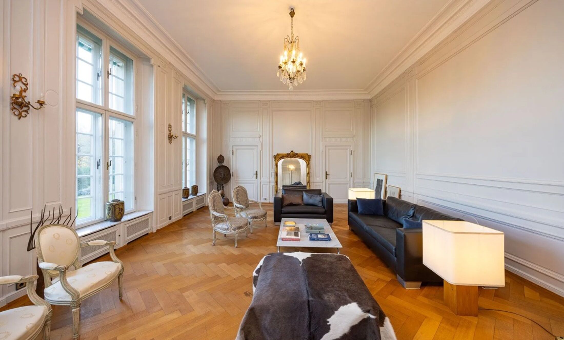 De living met verhoogd plafond