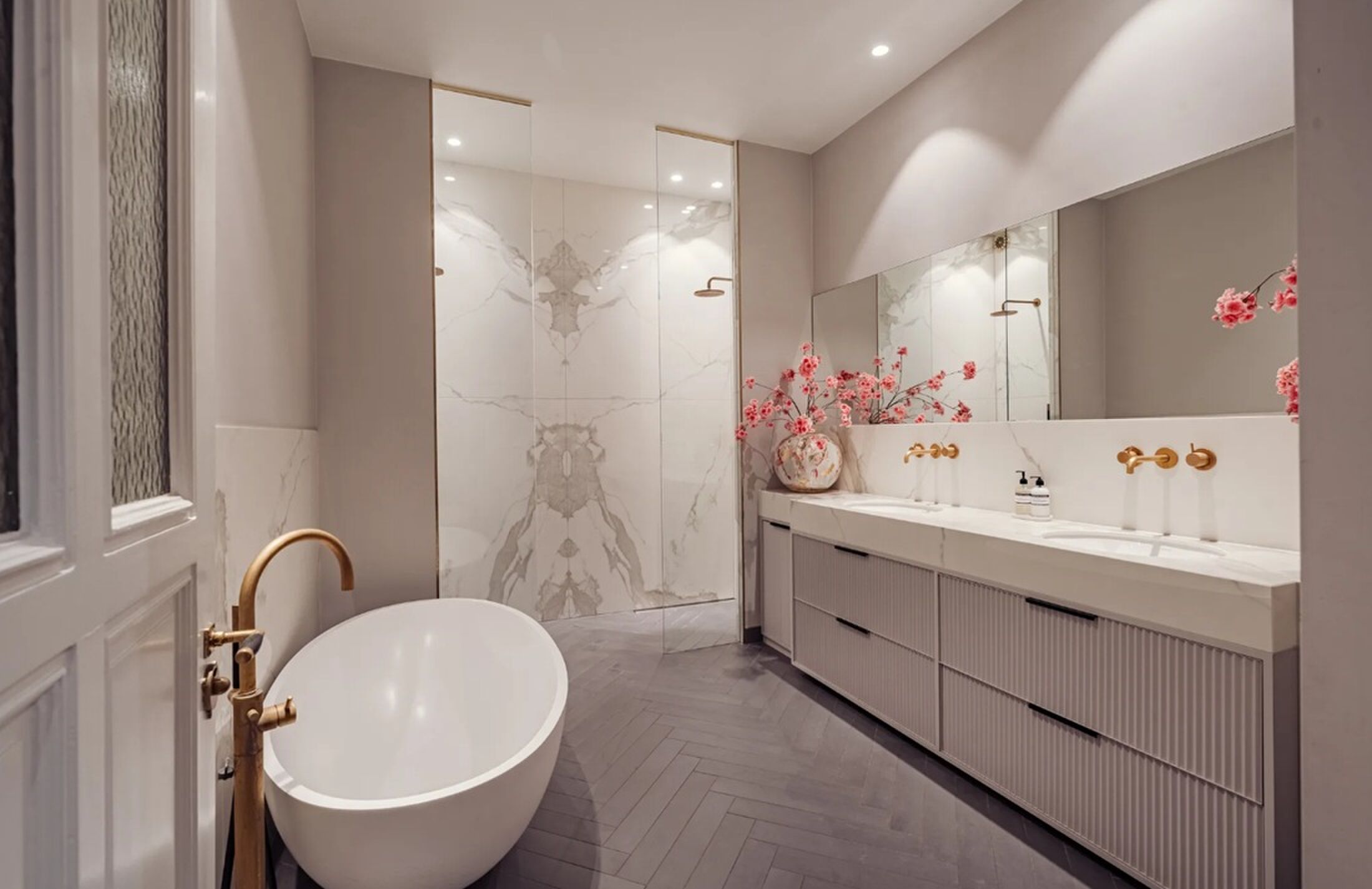 De luxe badkamer met ligbad en inloopdouche