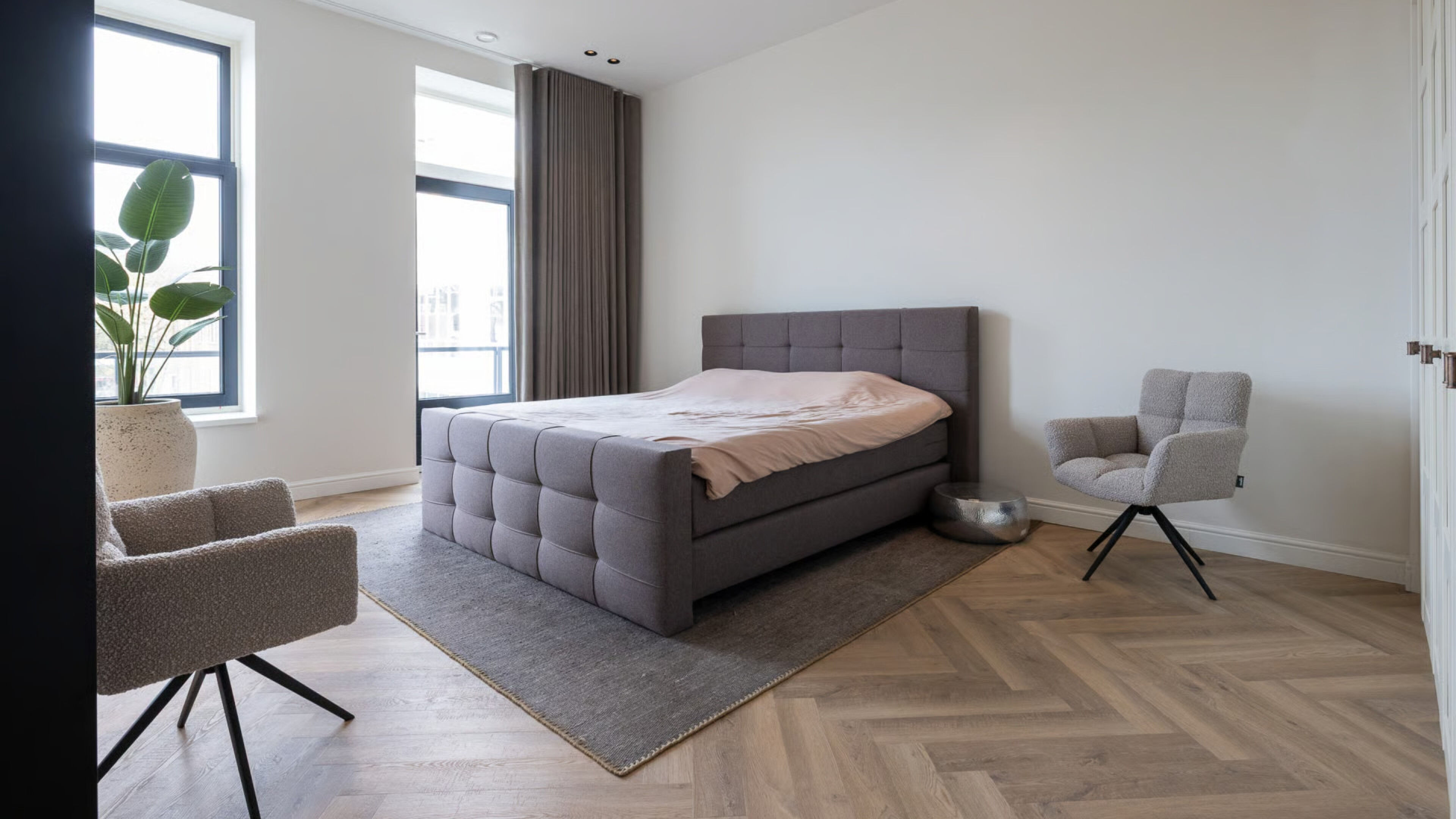 De slaapkamer van het appartement van Erland Galjaard in Rotterdam