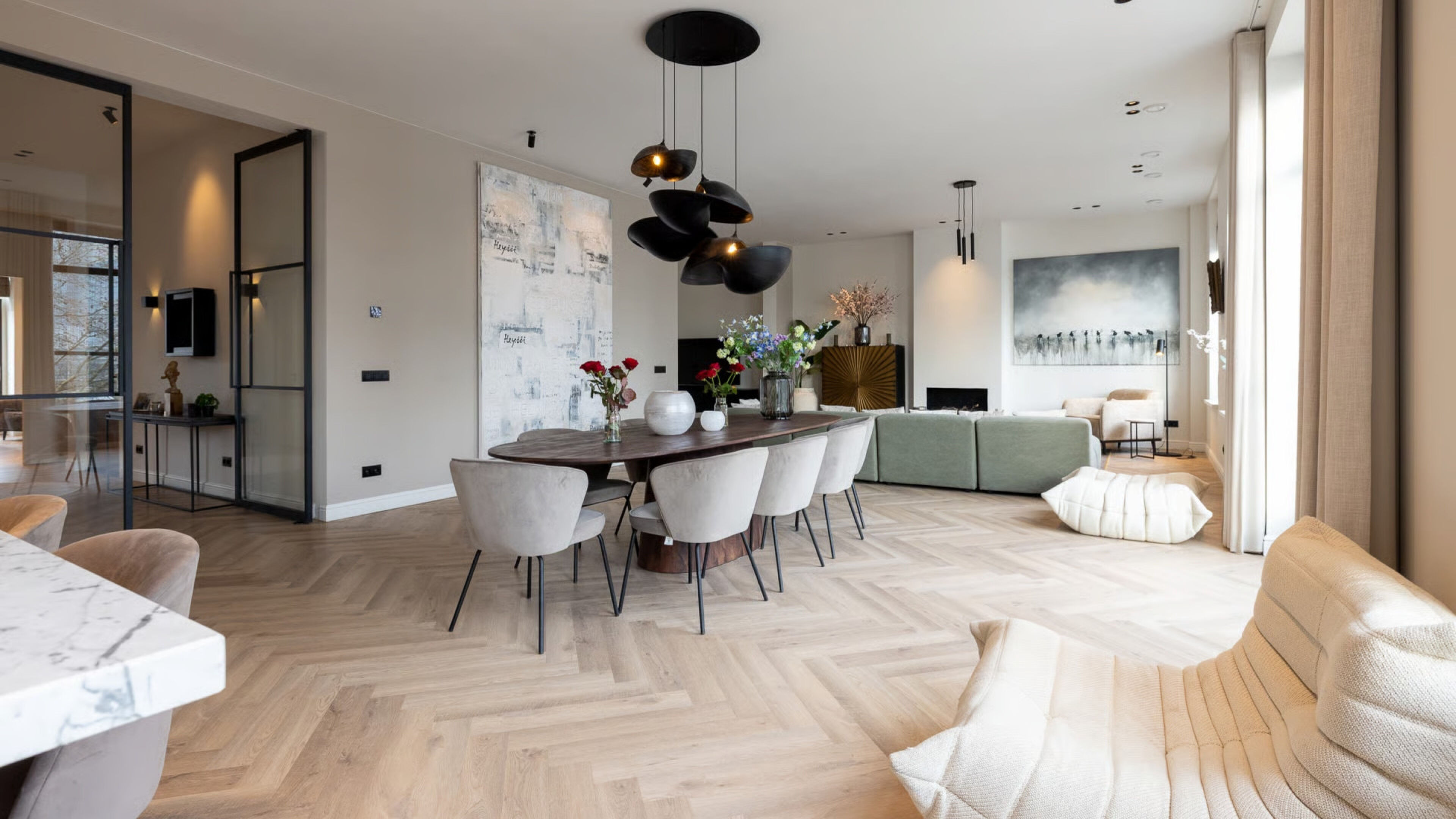 De woonkamer en keuken van het appartement van Erland Galjaard in Rotterdam