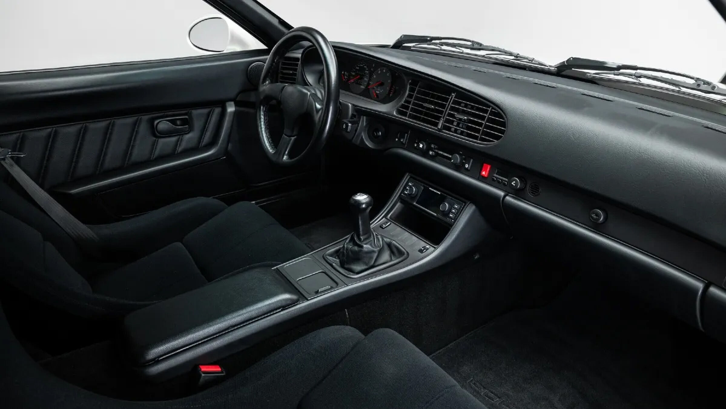 Het interieur van de Porsche 968 Turbo S