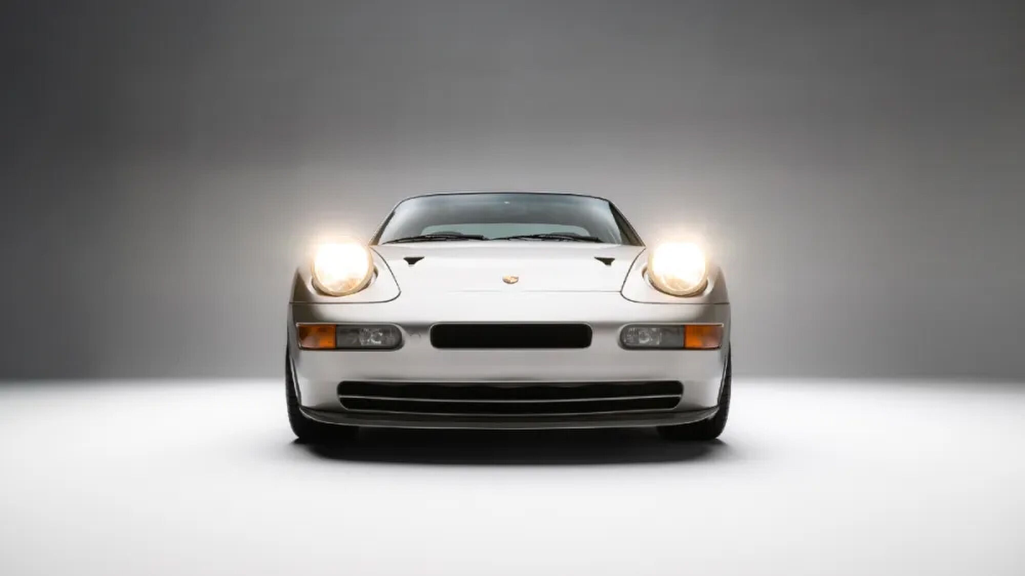 De voorzijde van de Porsche 968 Turbo S uit 1993 die naar de veiling gaat