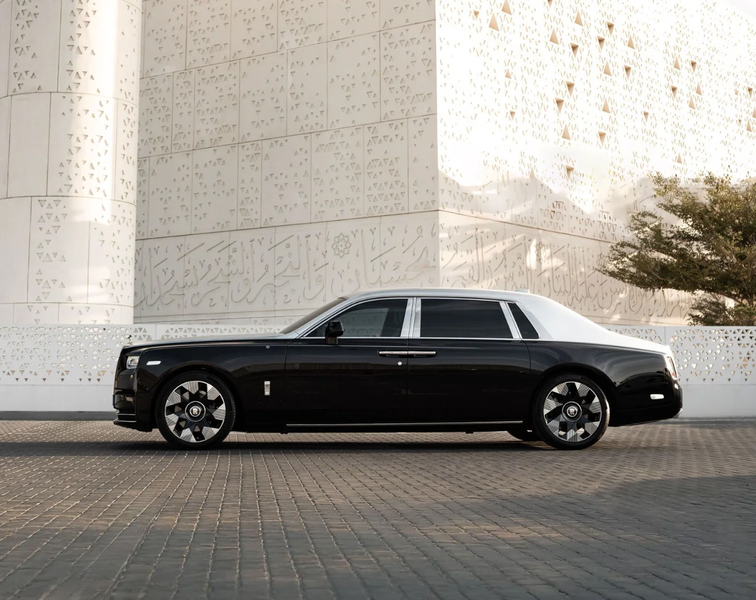 De Rolls-Royce Phantom met gegraveerde motorkap
