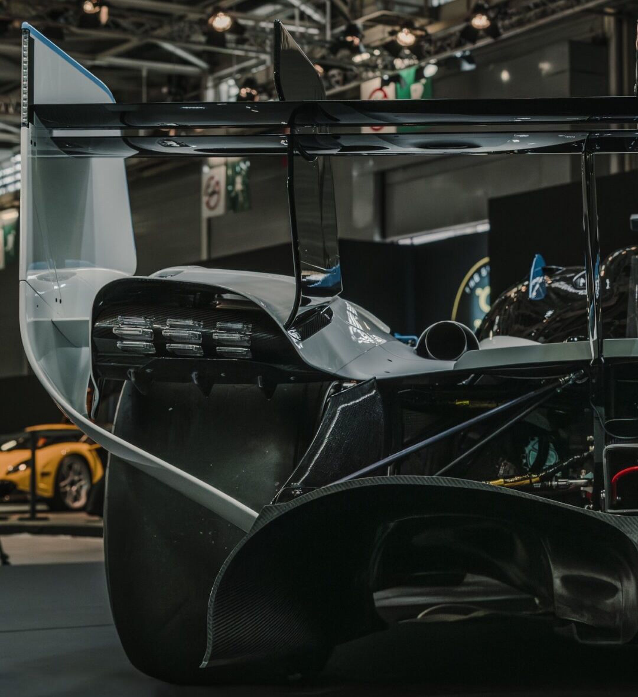 De achterzijde van de Aston Martin Valkyrie LM