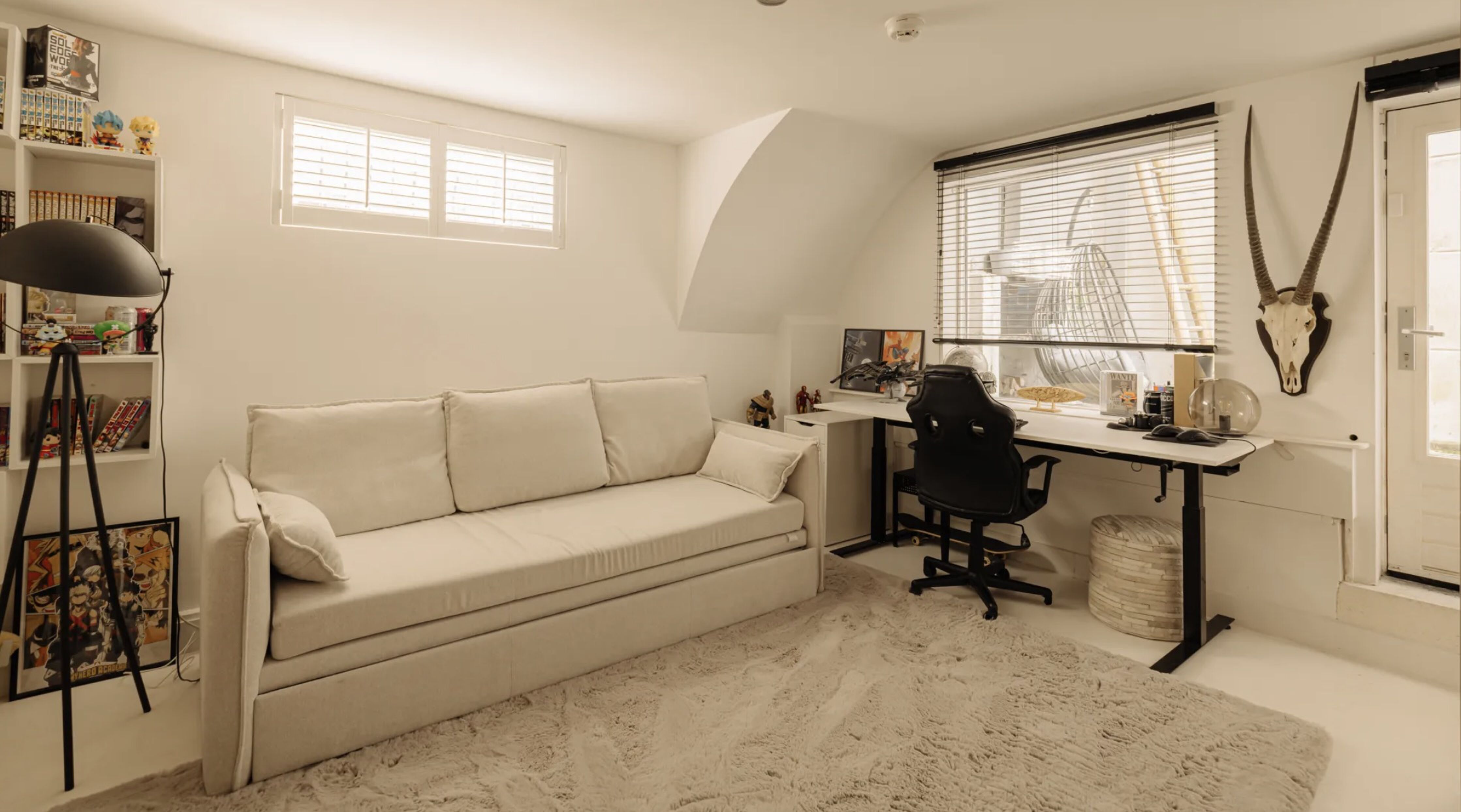 Een werkkamer in het appartement van Bridget Maasland in Amsterdam