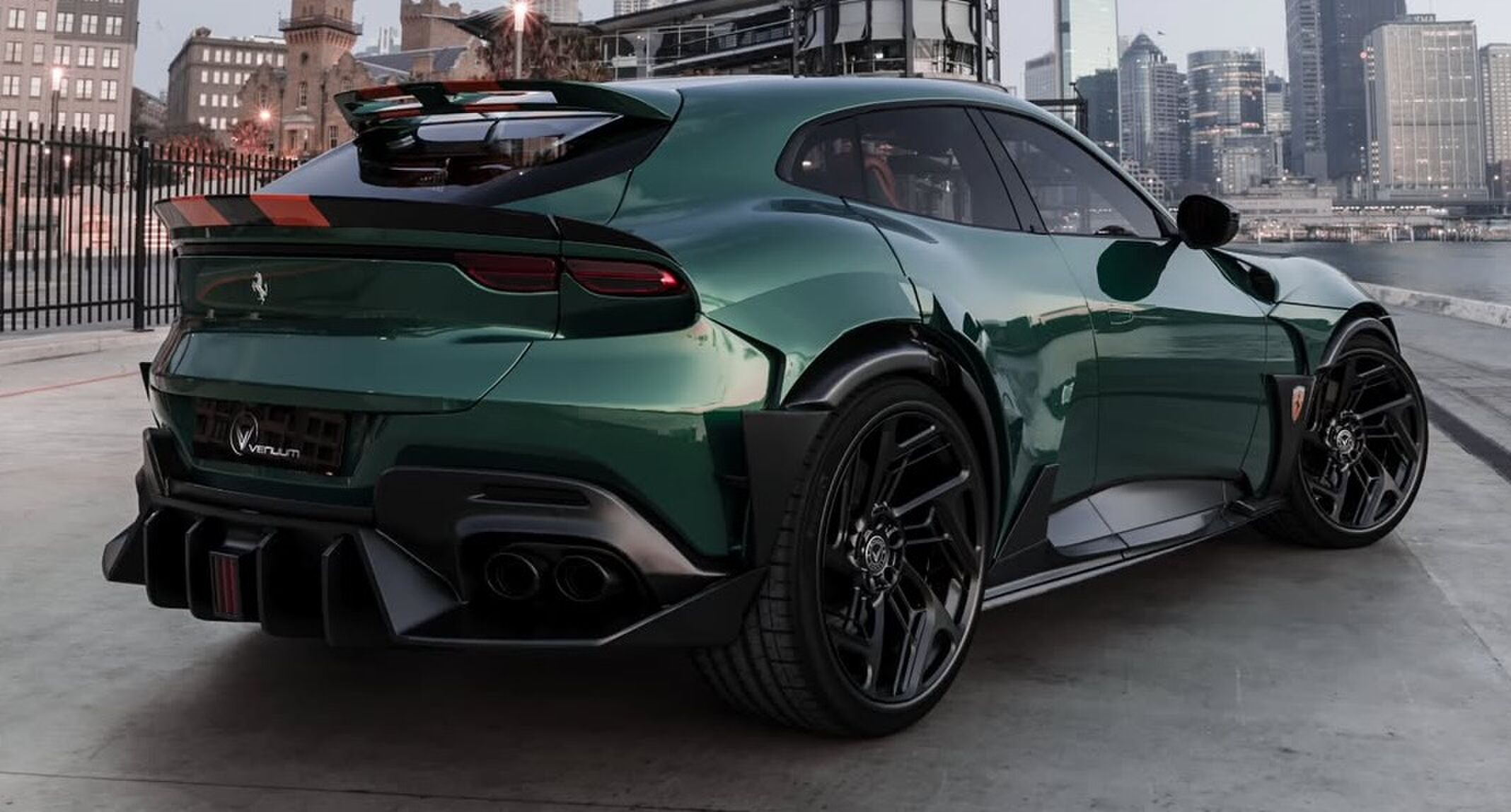 De achterzijde van de door Venuum Black onder handen genomen Ferrari Purosangue