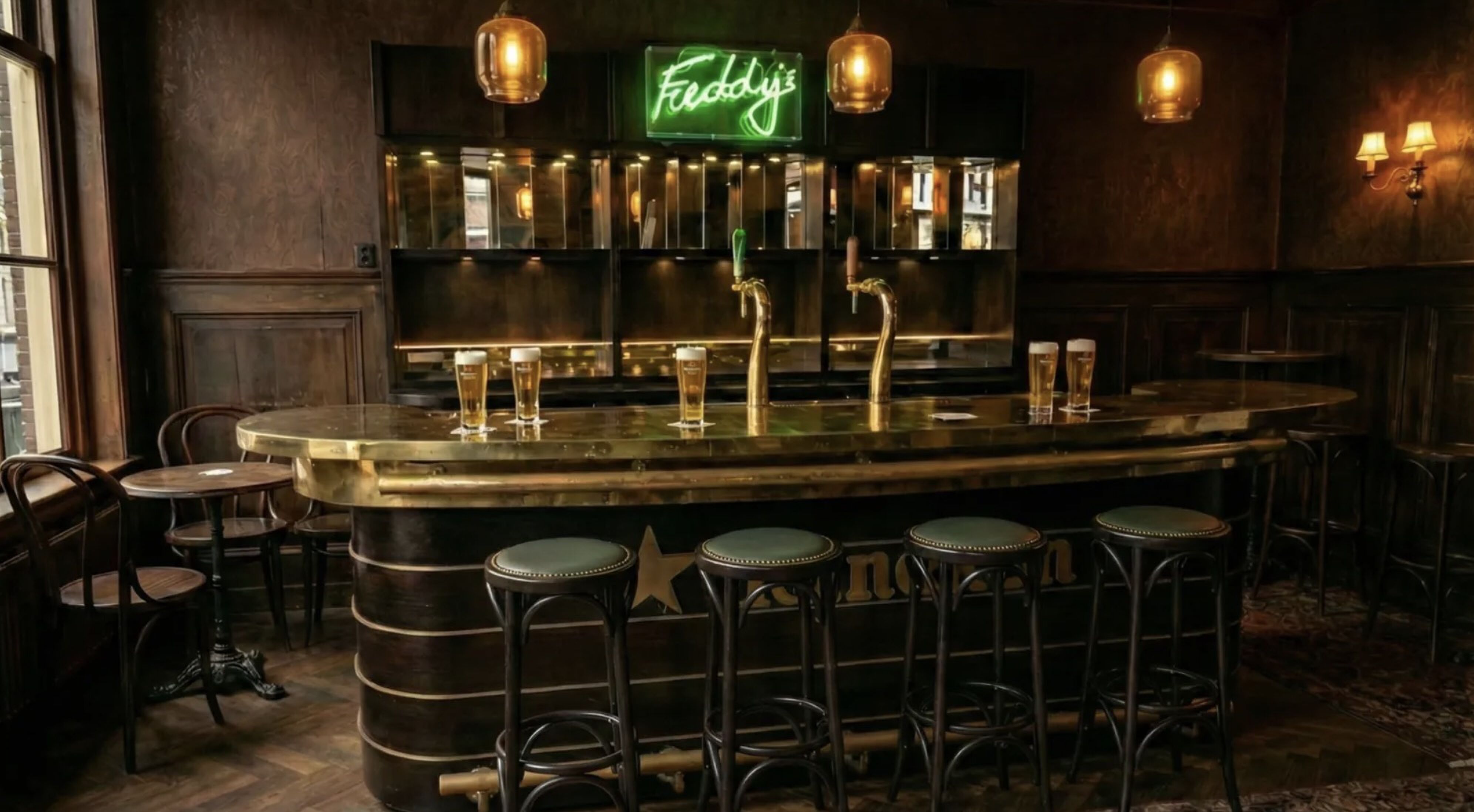 Freddy's Heineken Bar uit Hotel De L'Europe gaat naar de veiling