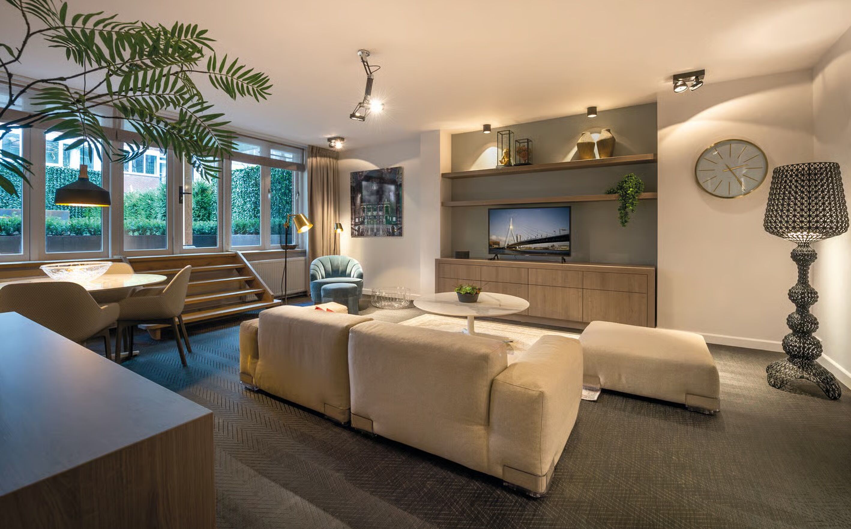 De woonkamer in het herenhuis in Rotterdam