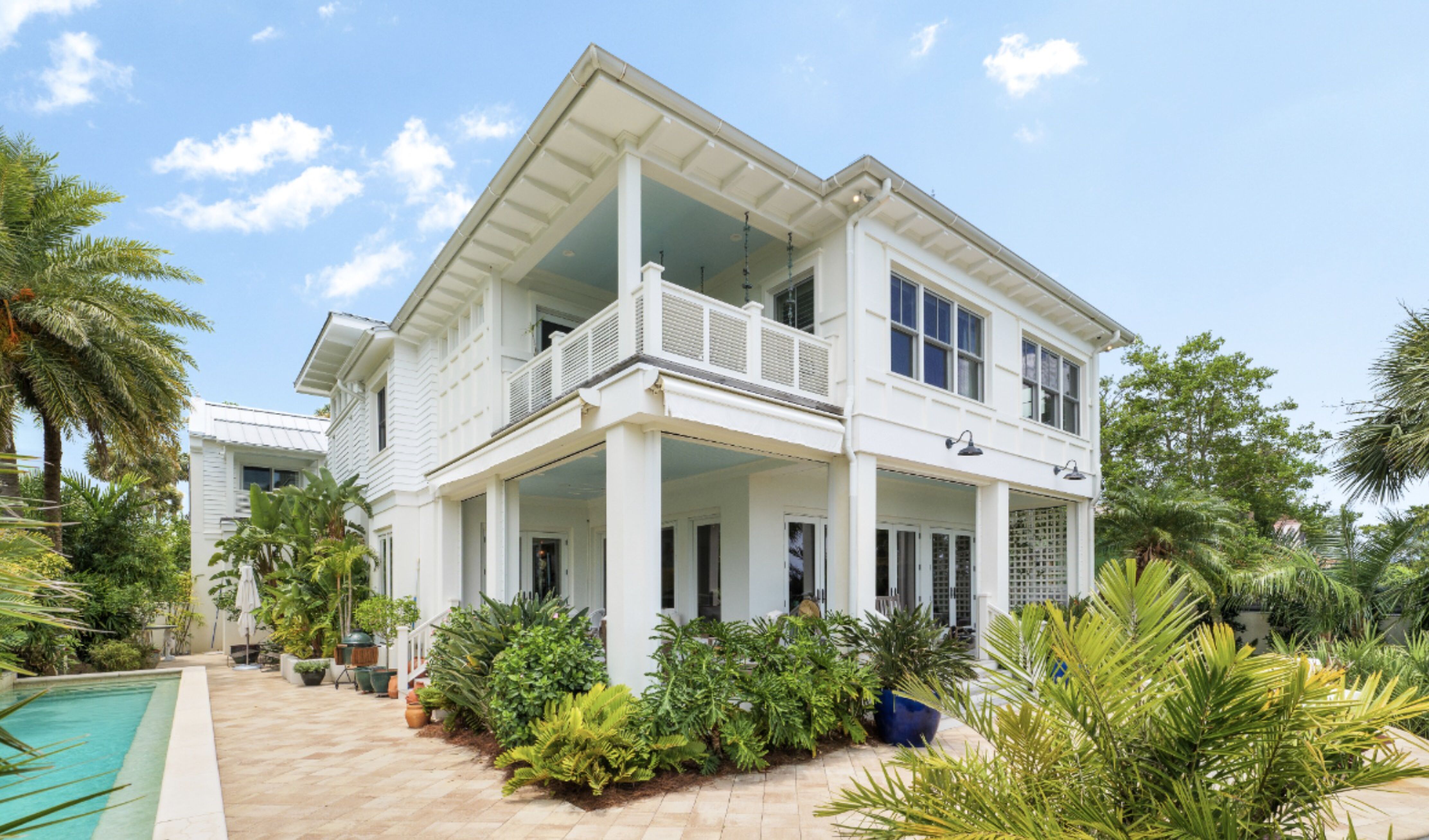 Het zijaanzicht van de villa van Hurley Haywood in Florida