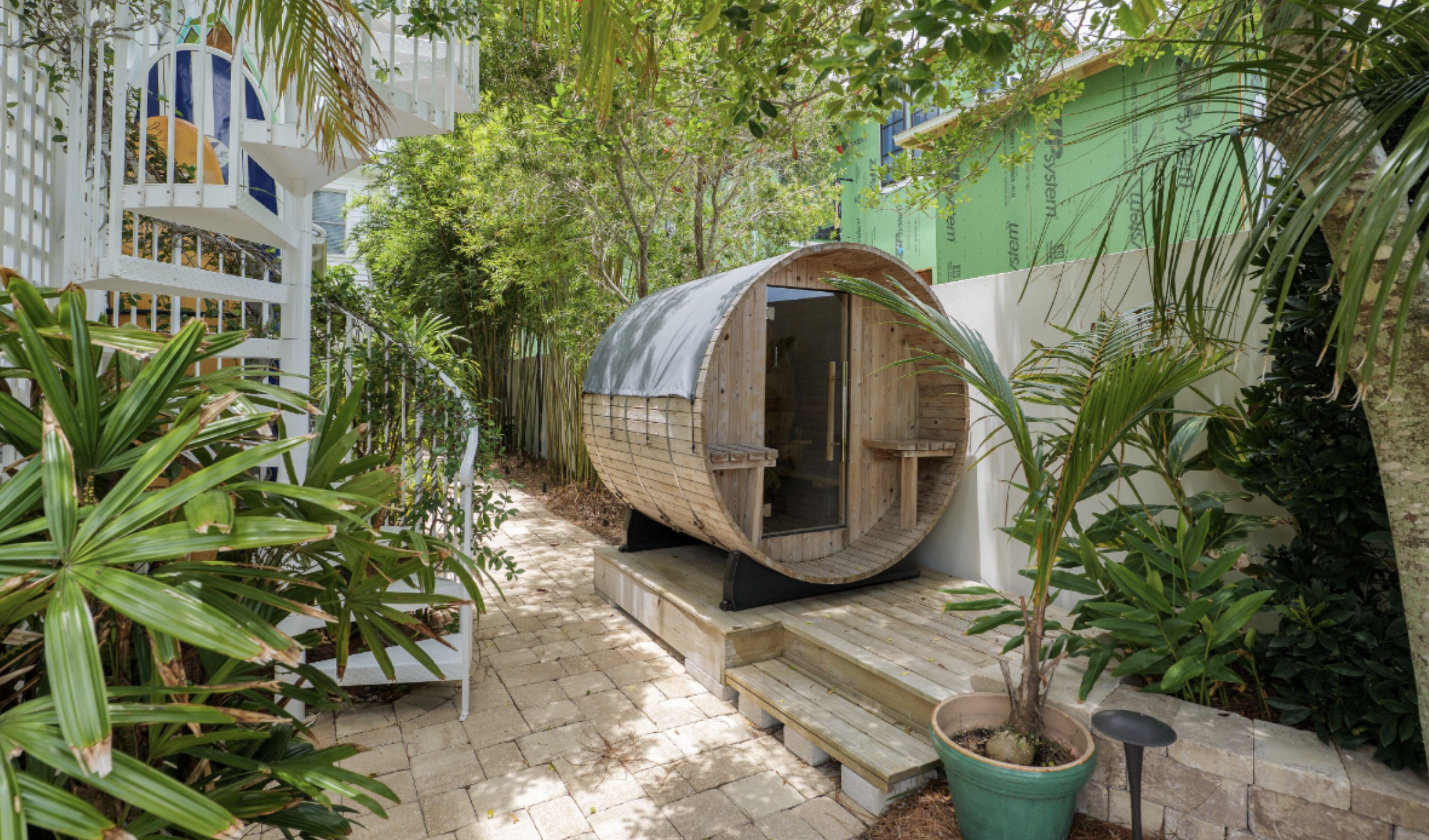 De cabana-badkamer bij het huis van Hurley Haywood in Florida