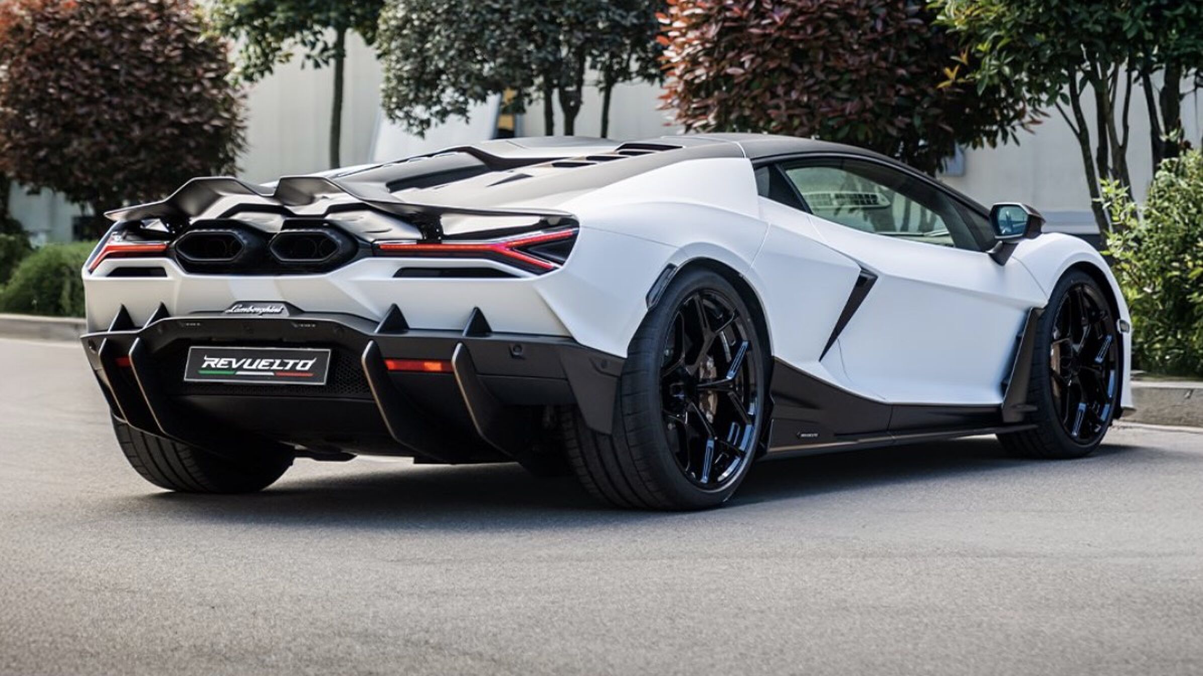 De achterzijde van de Lamborghini Revuelto