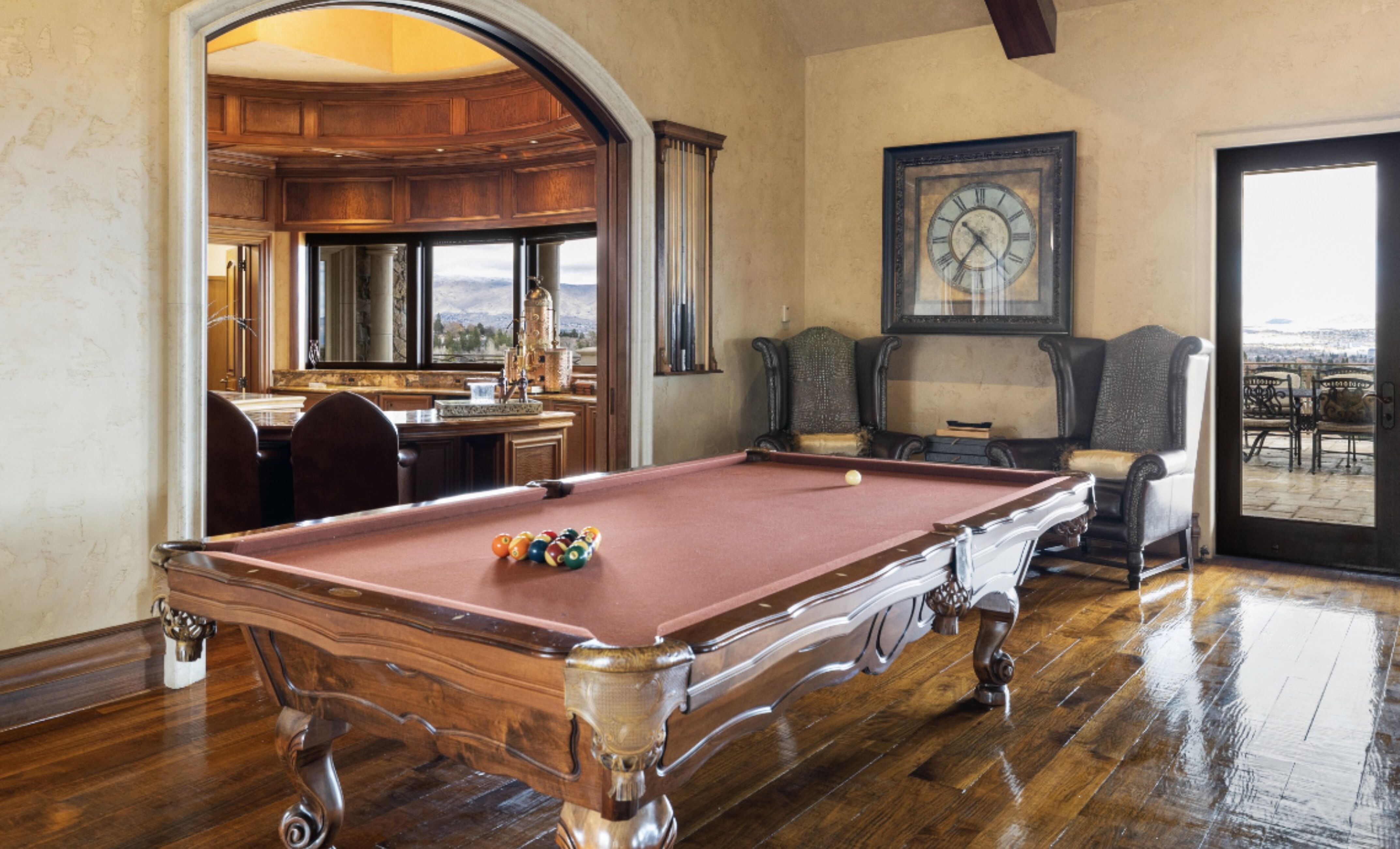 De ruimte met pooltafel van het landgoed in Reno