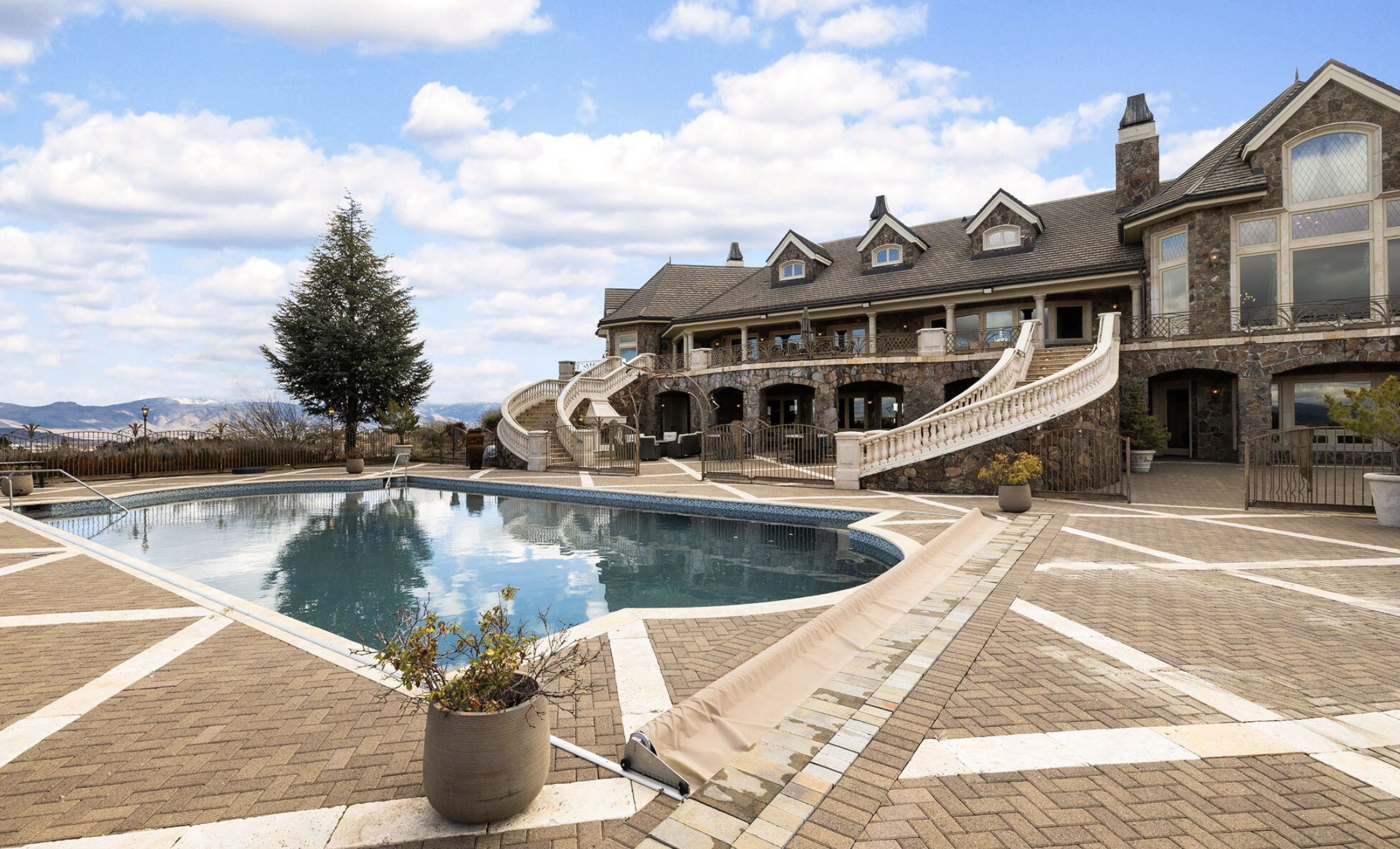 Het zwembad van het landgoed in Reno