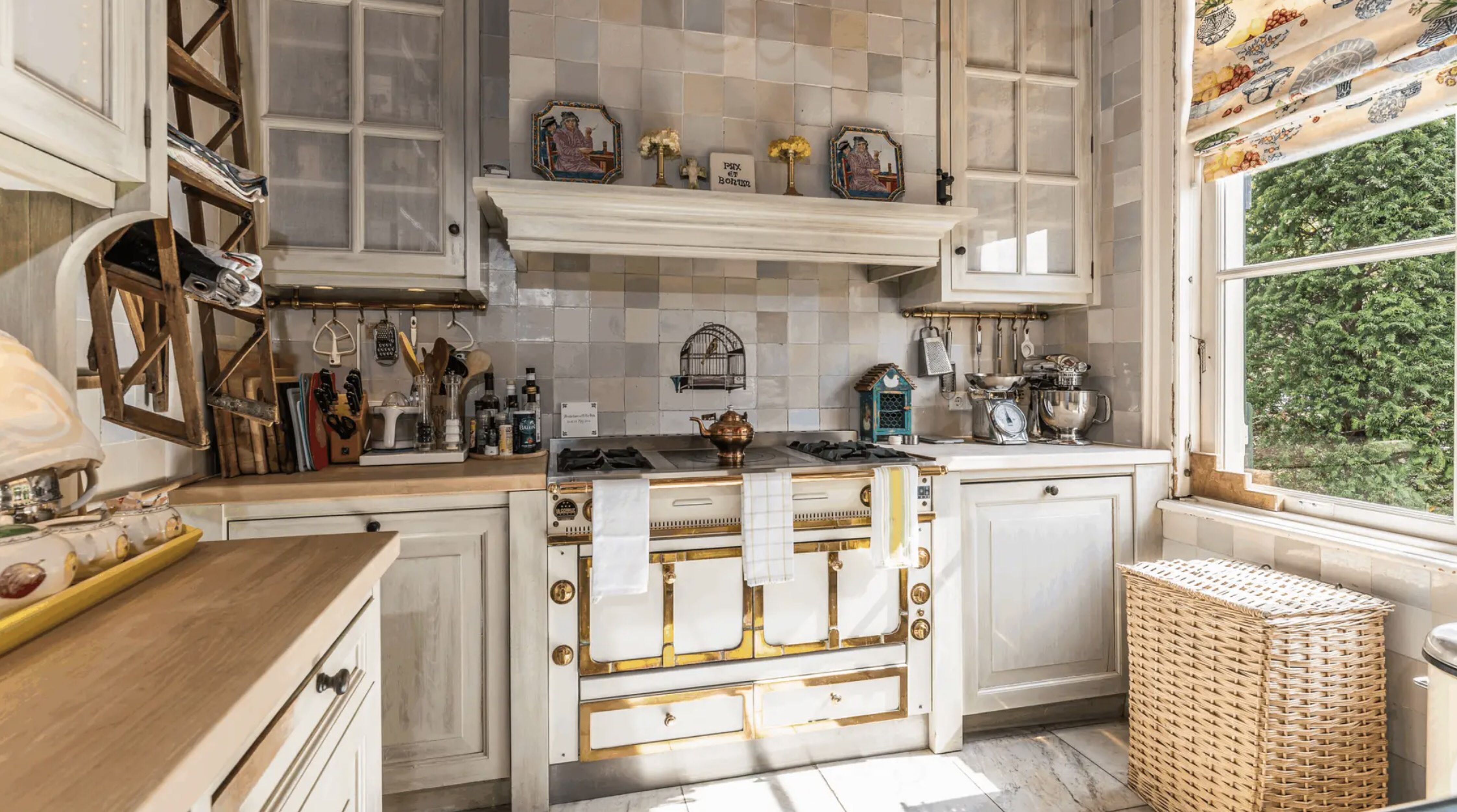 De keuken van het landhuis van Wiet Pot in Warmond