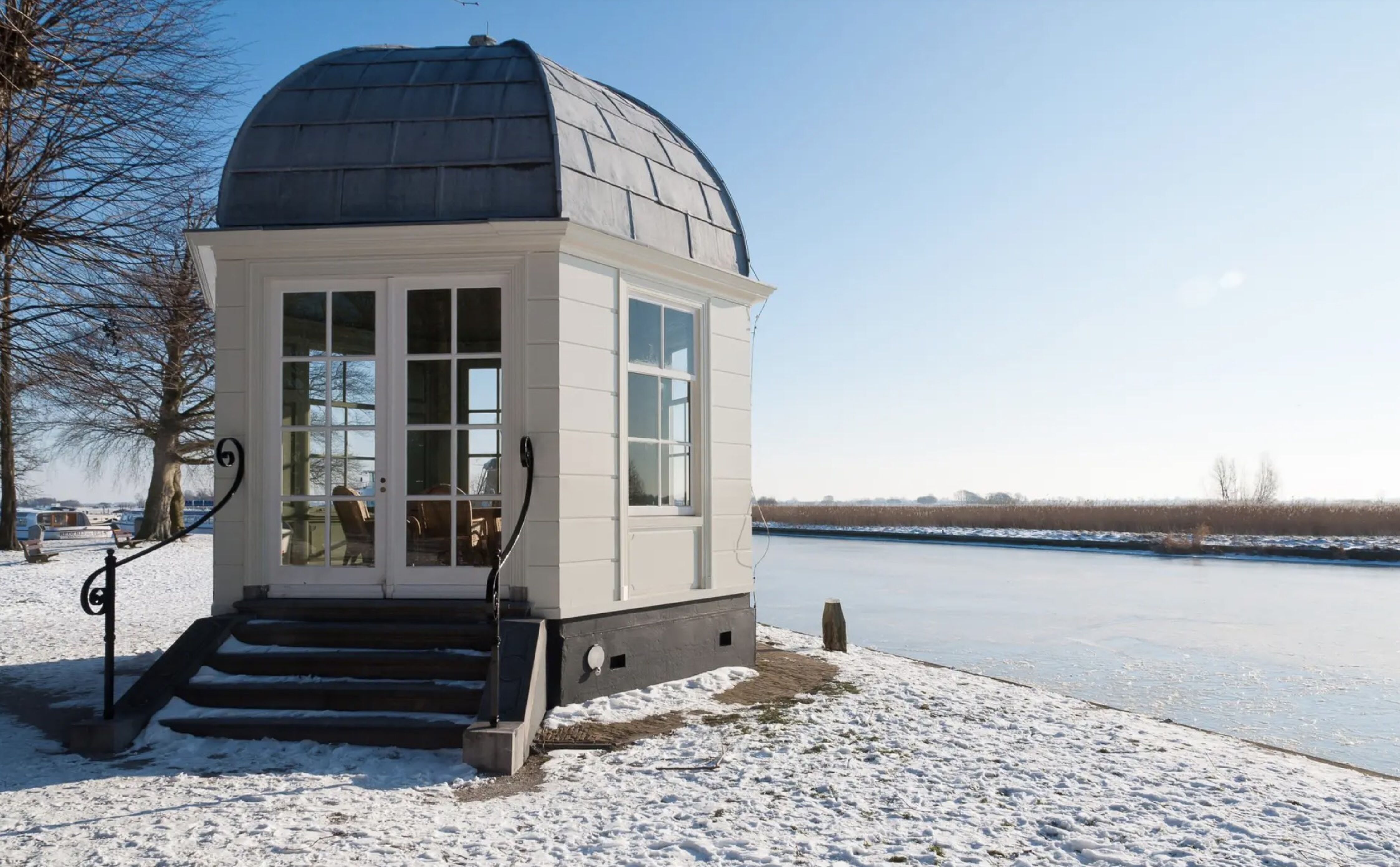 De tuin van het landhuis van Wiet Pot in Warmond