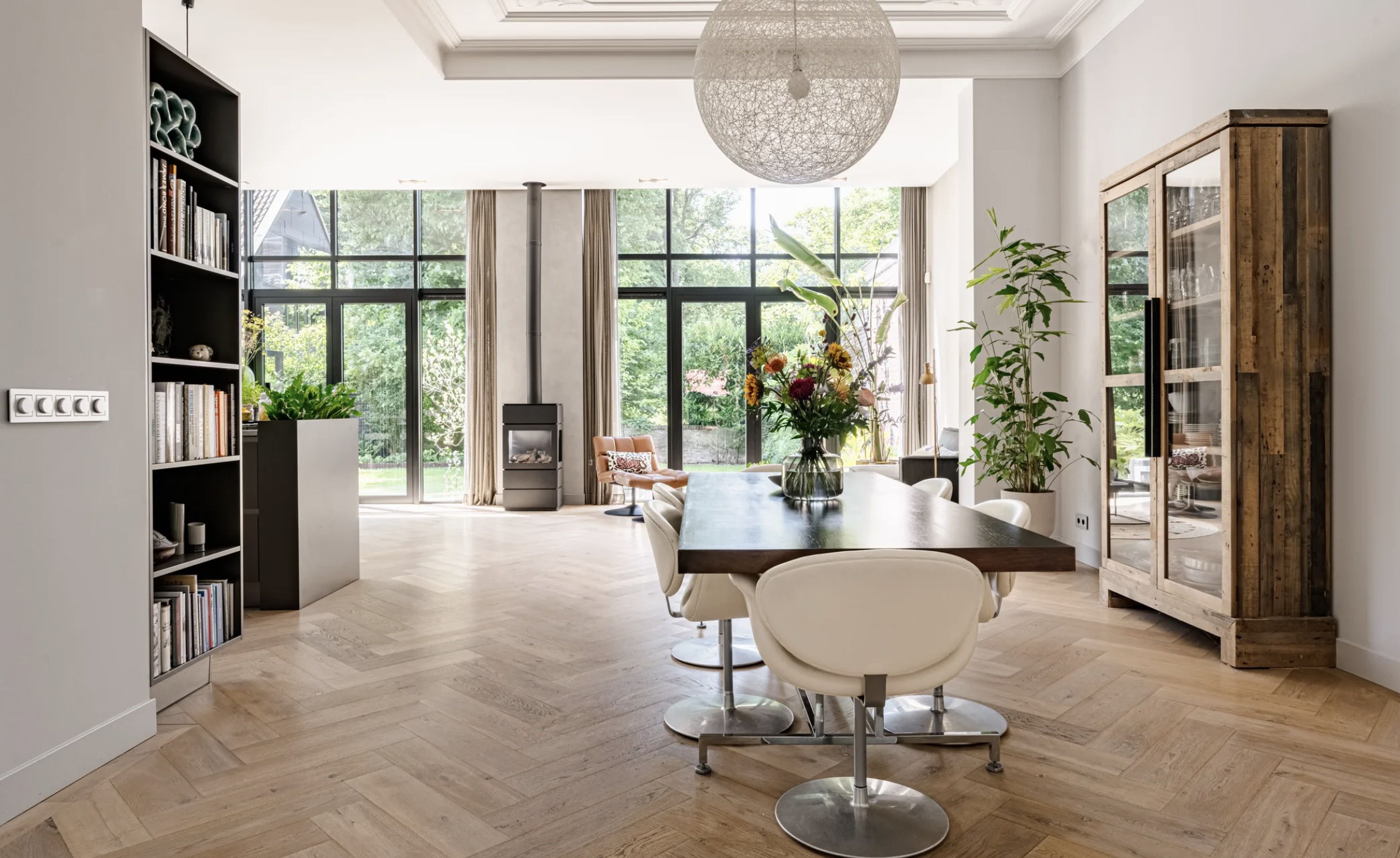 De woonkamer van de stadsvilla in Haarlem