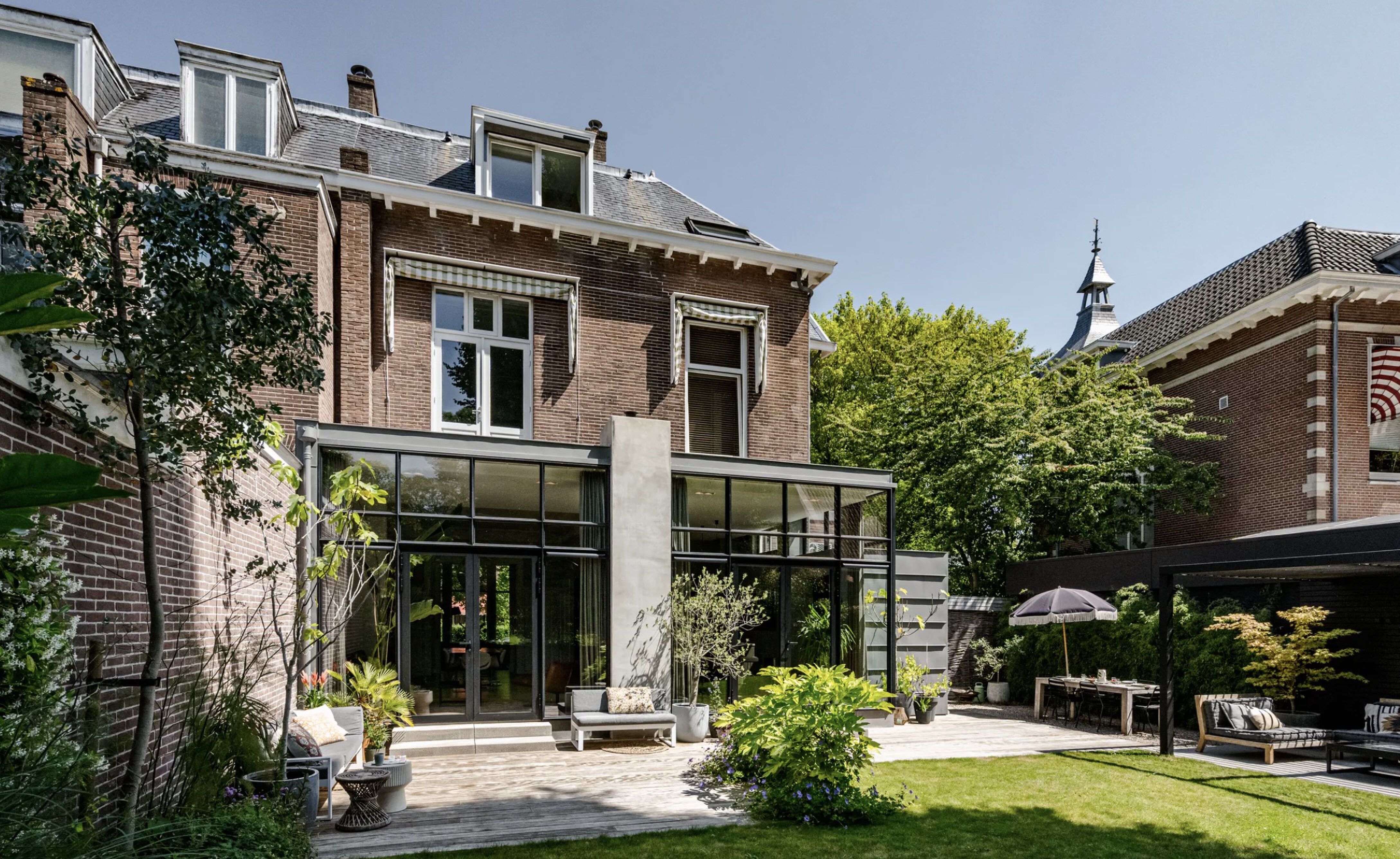 De achterkant van de stadsvilla in Haarlem