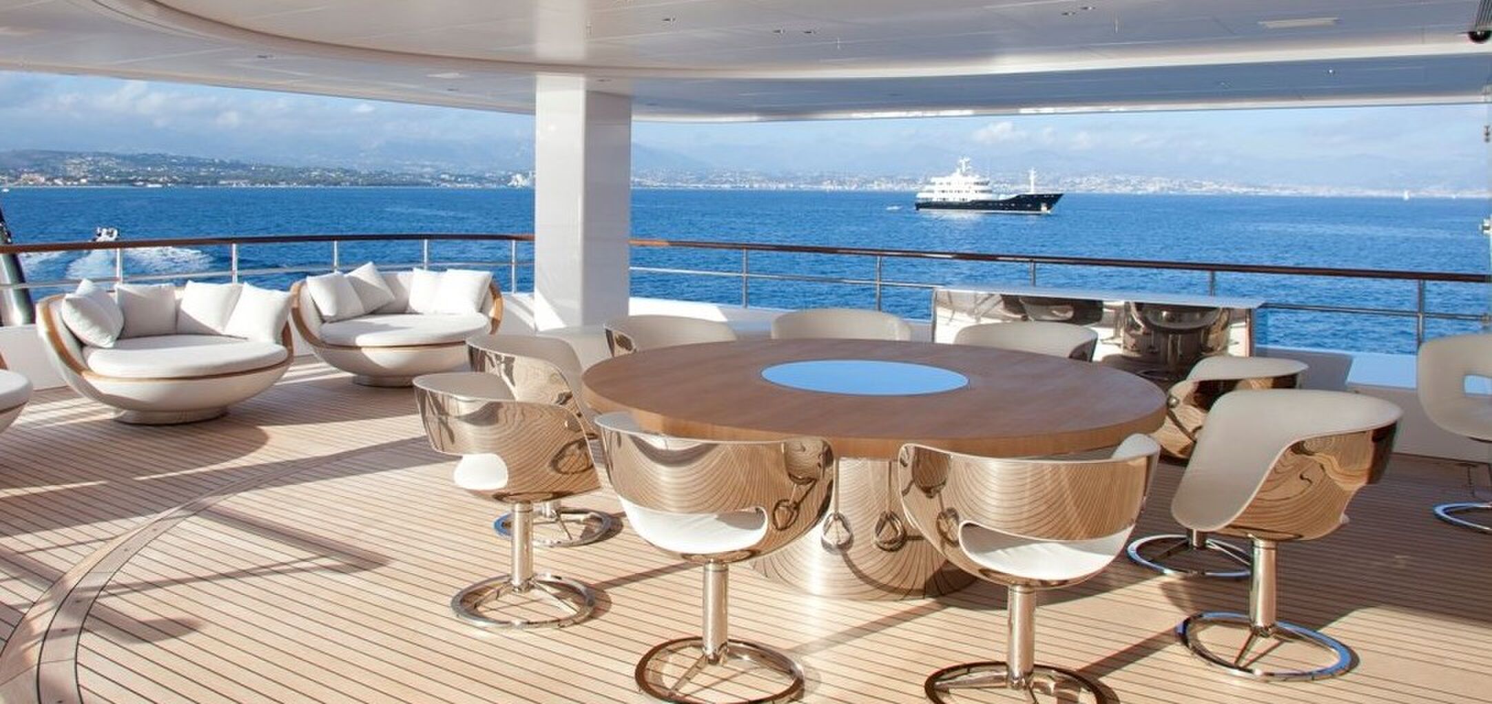 Het achterdek van het superjacht Air van Feadship