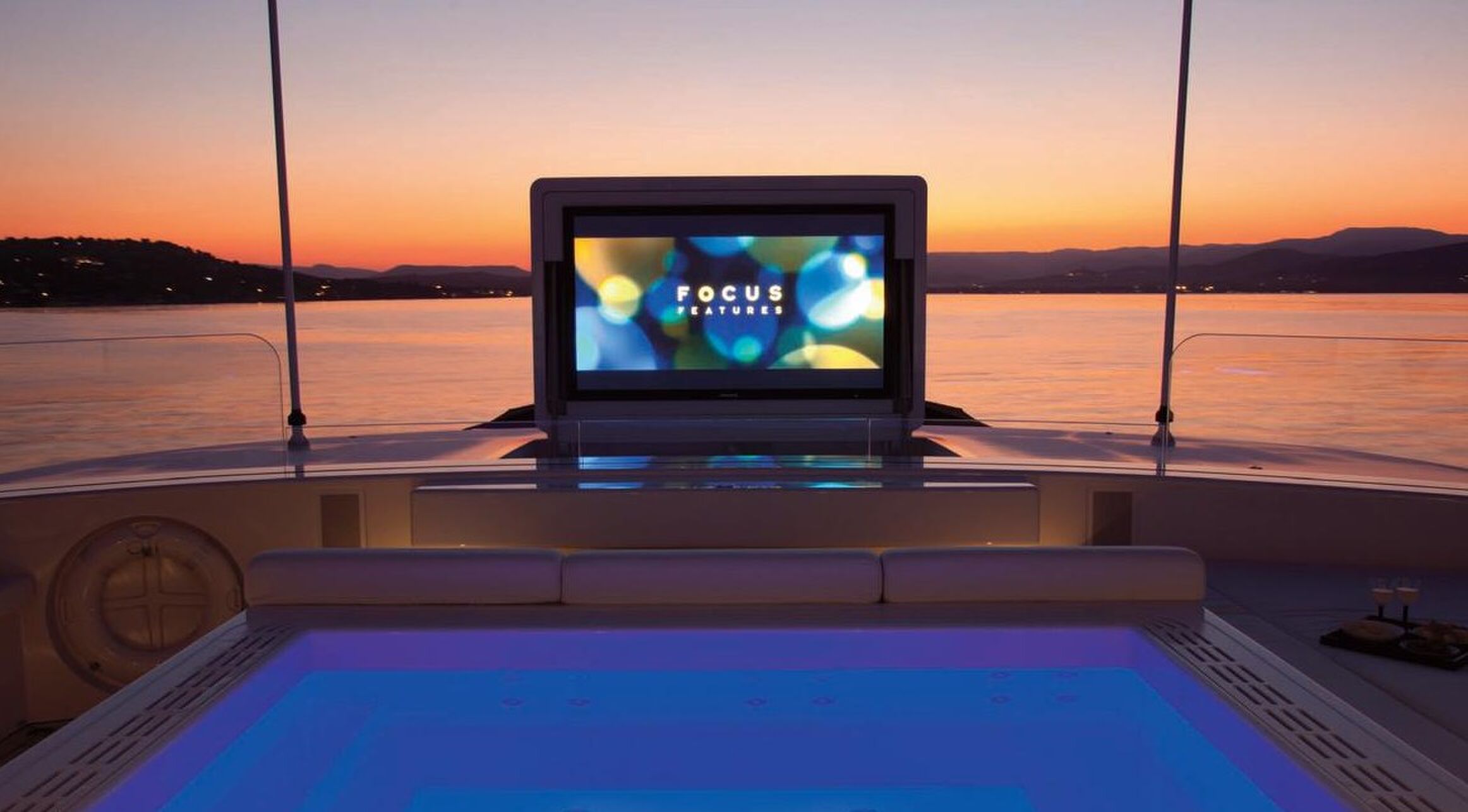 Het zwembad op het superjacht Air van Feadship