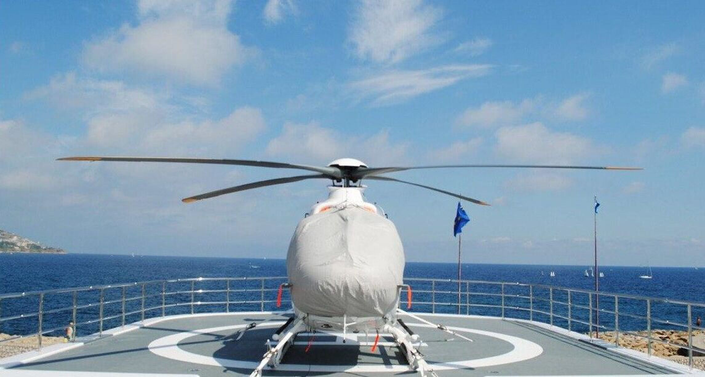 Het helikopterdek van het superjacht Air van Feadship